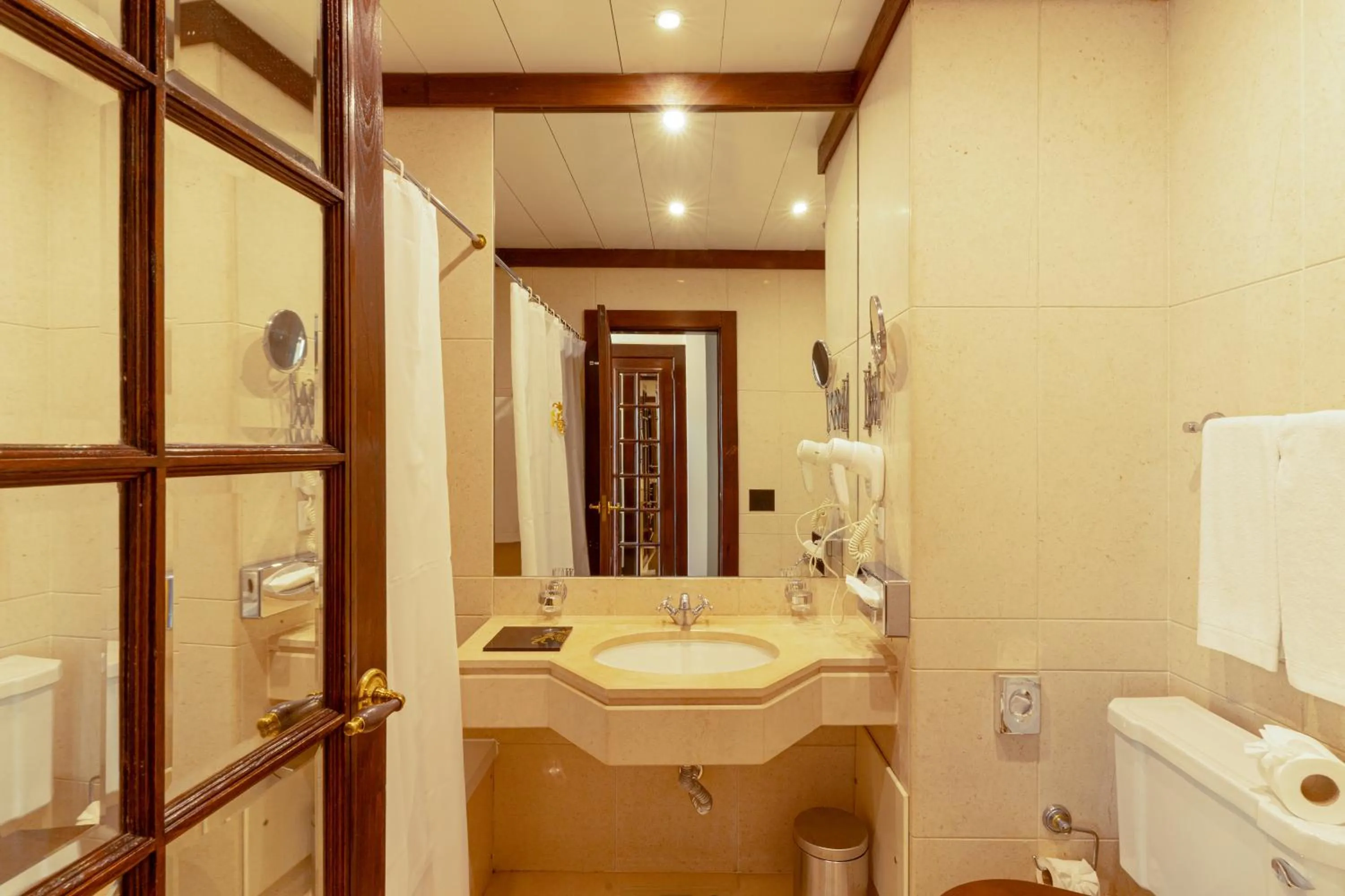 Bathroom in Hotel Inglaterra - Charme & Boutique