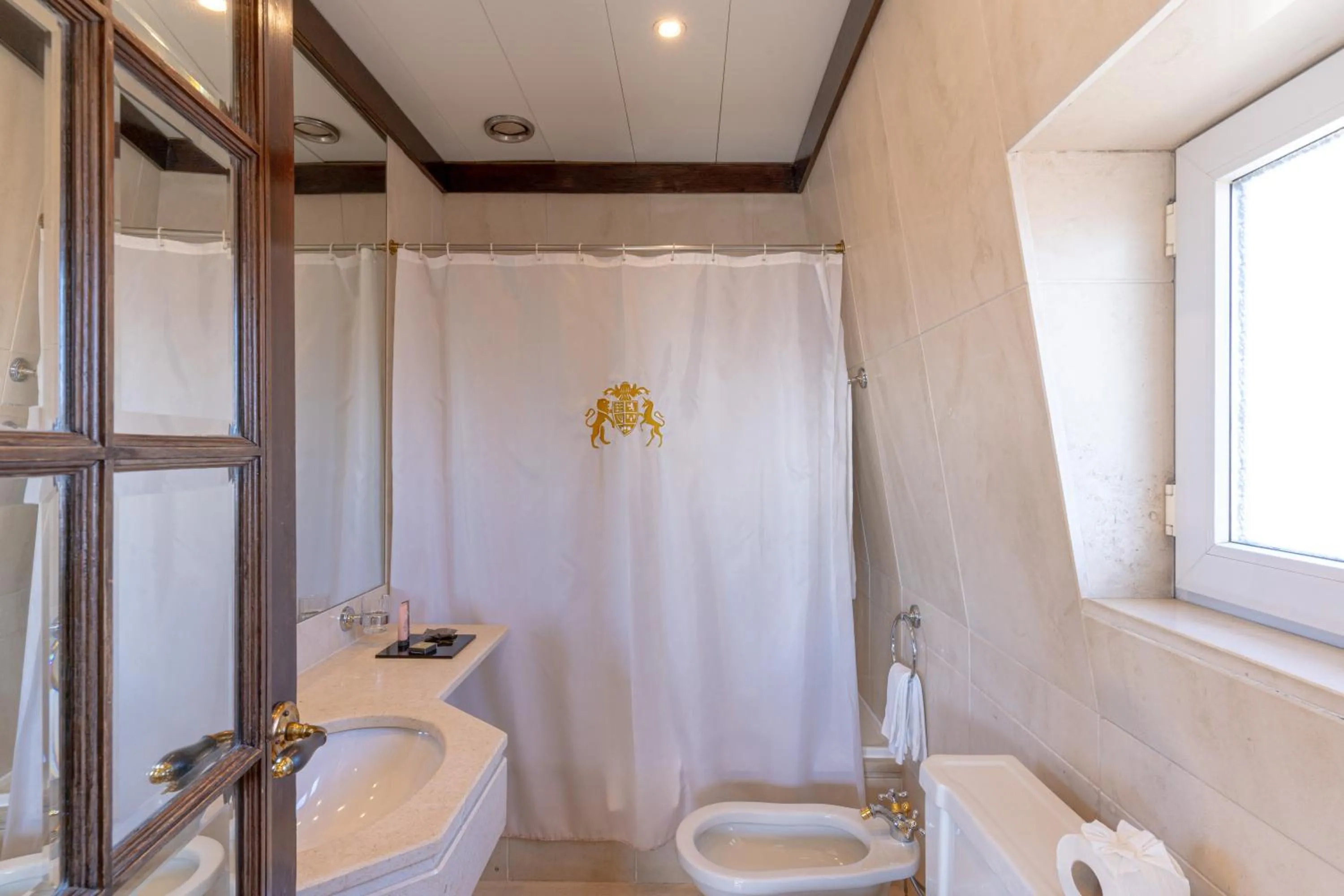 Bathroom in Hotel Inglaterra - Charme & Boutique