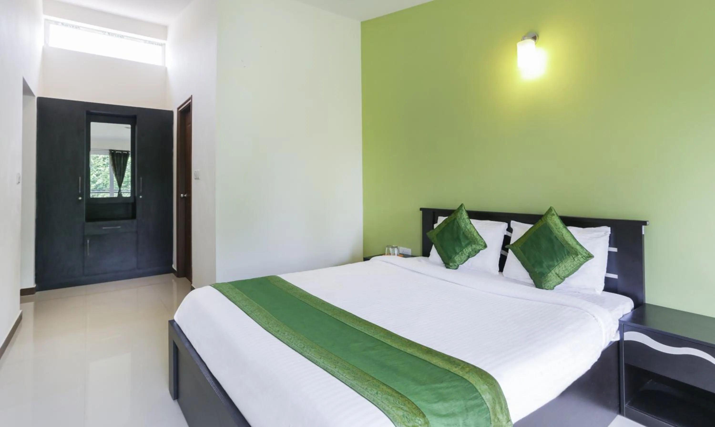 Bedroom, Bed in Treebo Laa Gardenia Resort, Nilavoor Lake