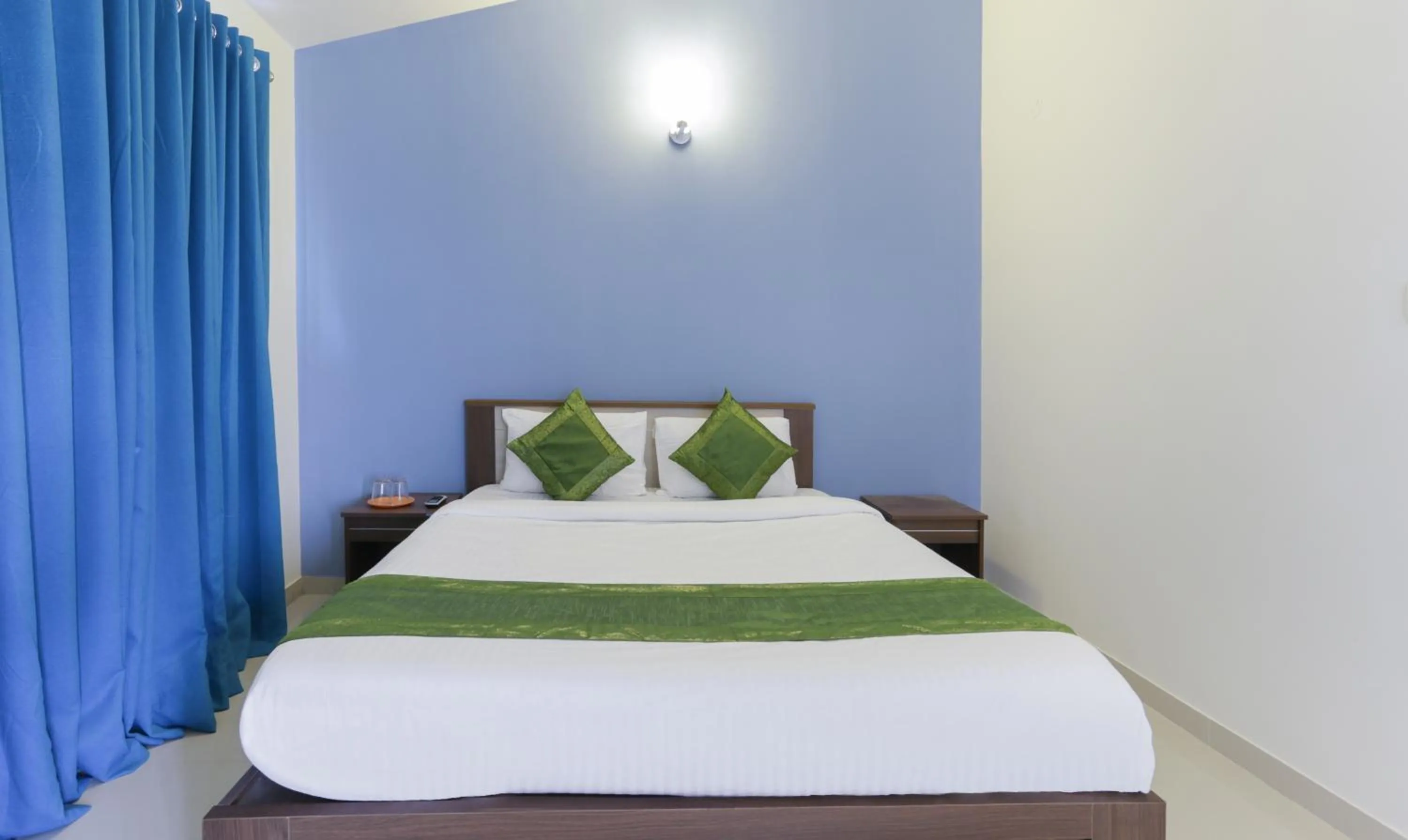 Bedroom, Bed in Treebo Laa Gardenia Resort, Nilavoor Lake