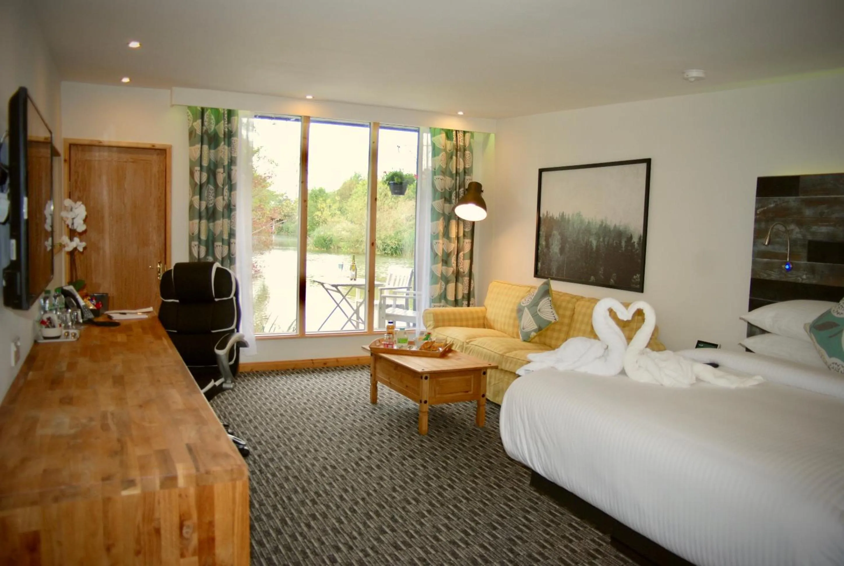 Photo of the whole room, Bed in TheWaterfrontLodges