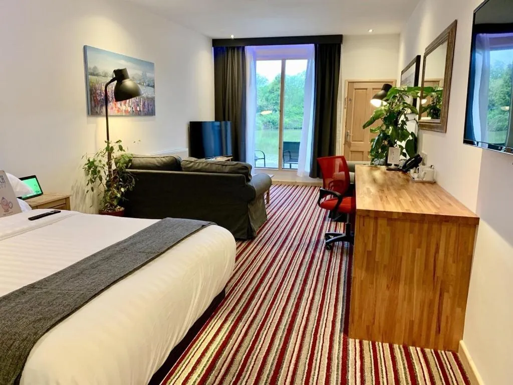 Living room, Bed in The Waterfront Lodges