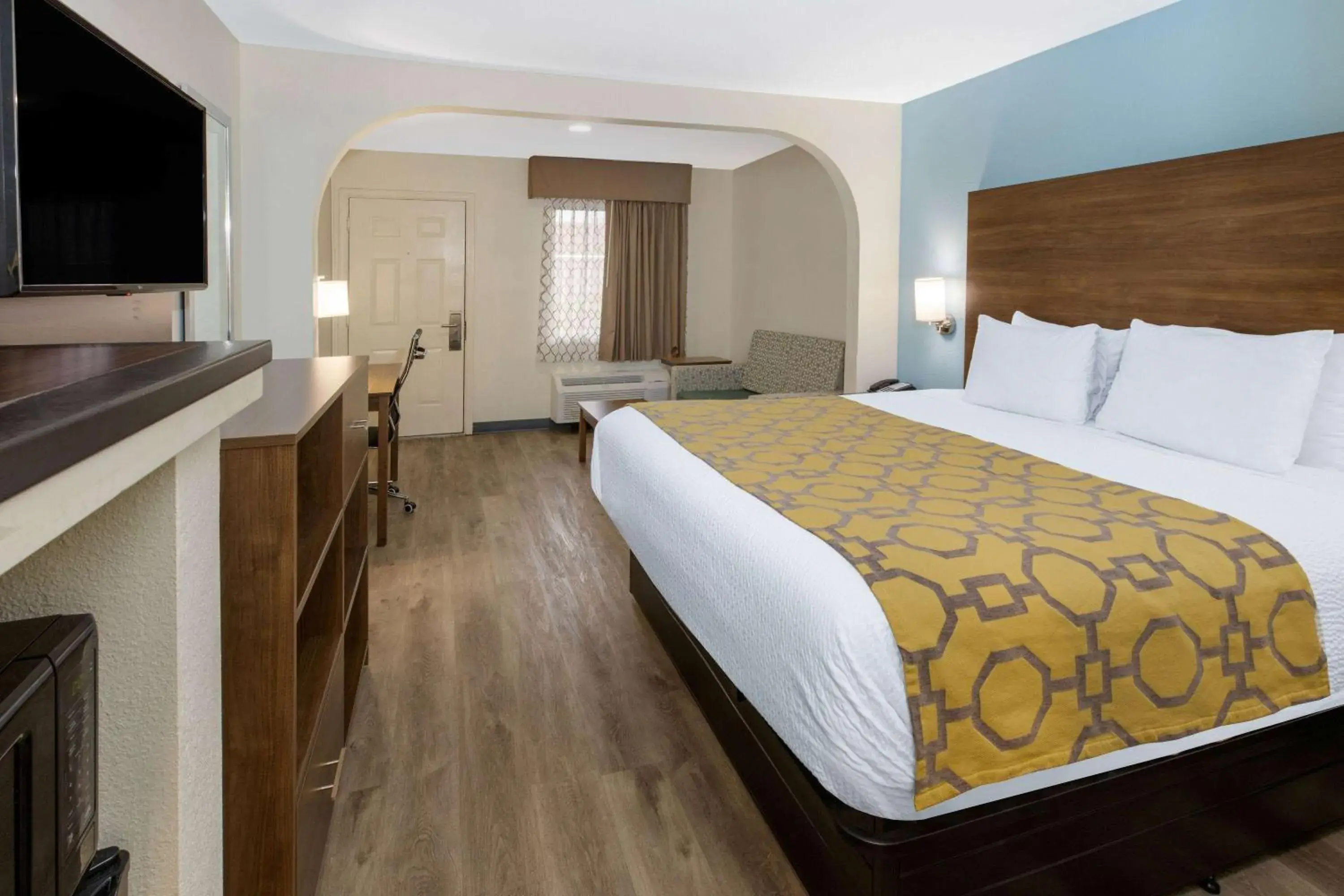 Photo of the whole room, Bed in Baymont by Wyndham Biloxi - Ocean Springs Photo of the whole room, Bed in Baymont by Wyndham Biloxi - Ocean Springs