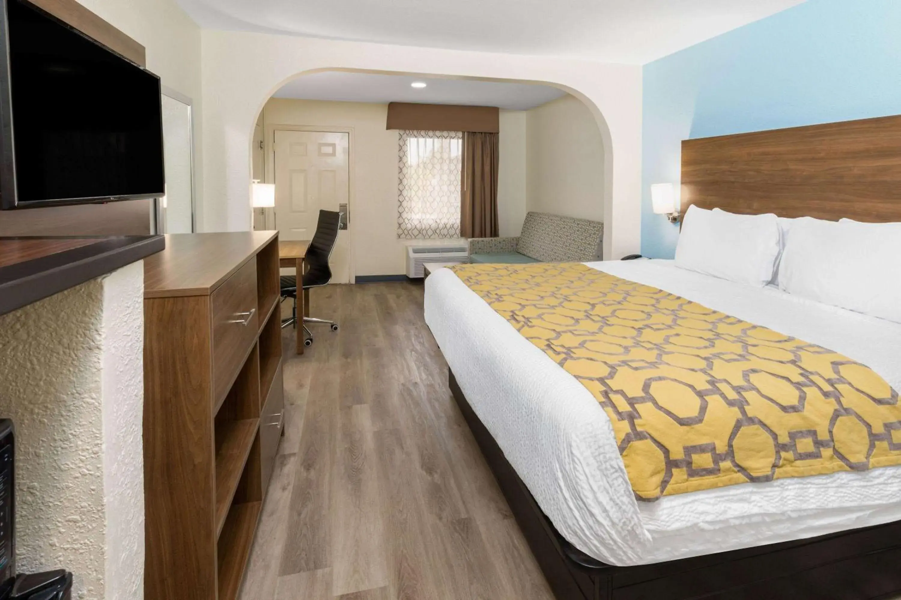 Photo of the whole room, Bed in Baymont by Wyndham Biloxi - Ocean Springs Photo of the whole room, Bed in Baymont by Wyndham Biloxi - Ocean Springs