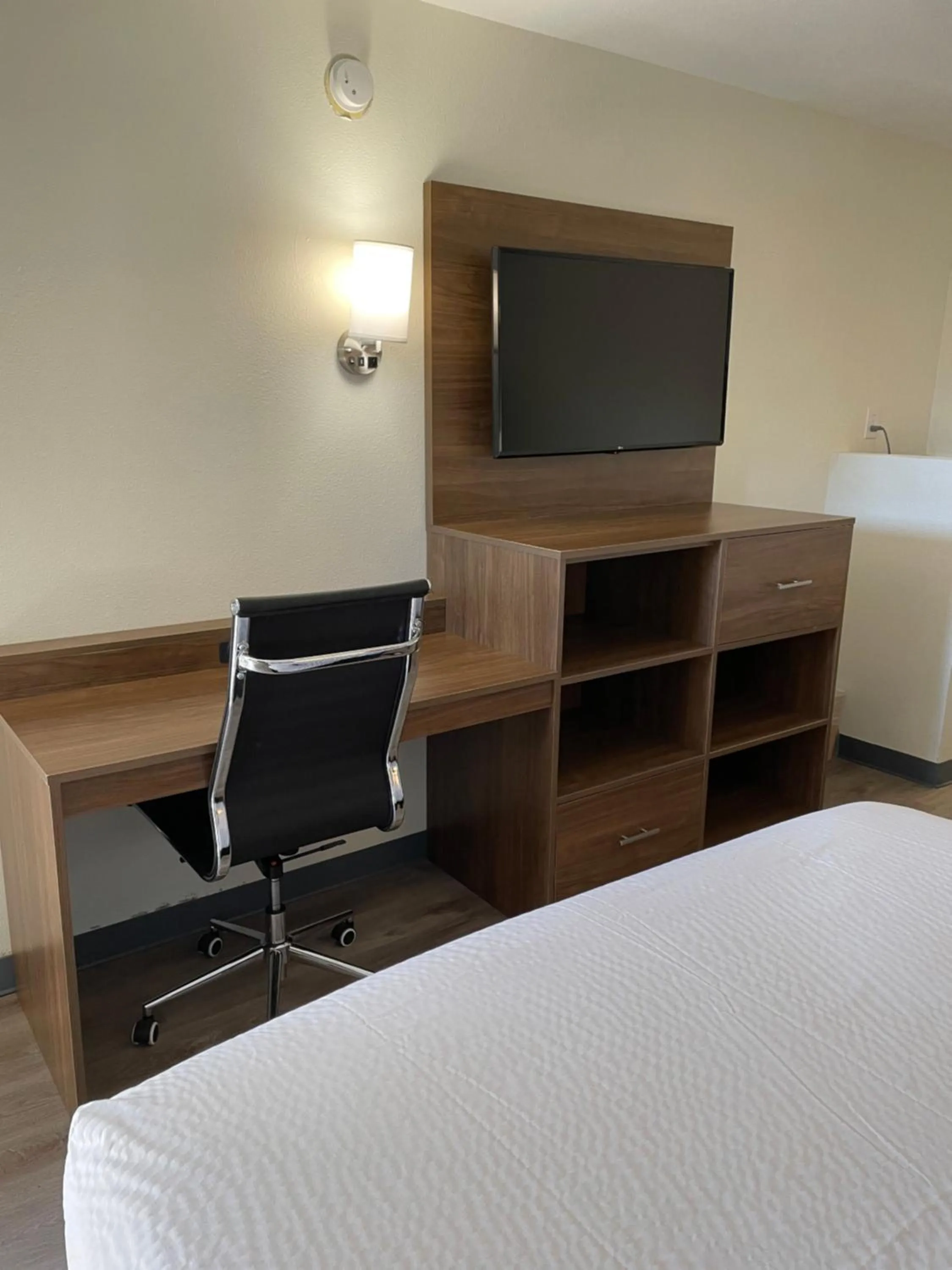 TV and multimedia, Bed in Baymont by Wyndham Biloxi - Ocean Springs