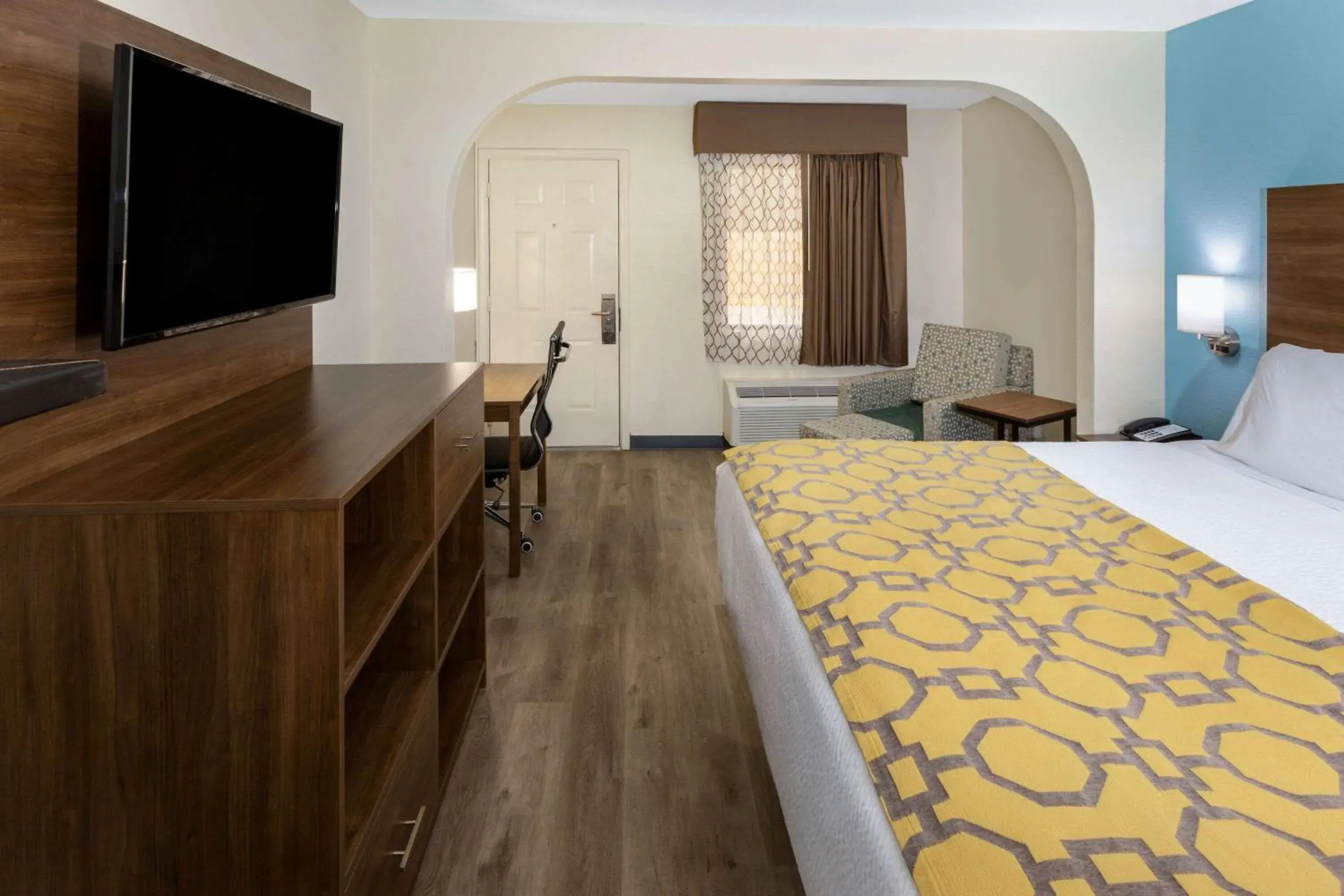 Photo of the whole room, Bed in Baymont by Wyndham Biloxi - Ocean Springs Photo of the whole room, Bed in Baymont by Wyndham Biloxi - Ocean Springs