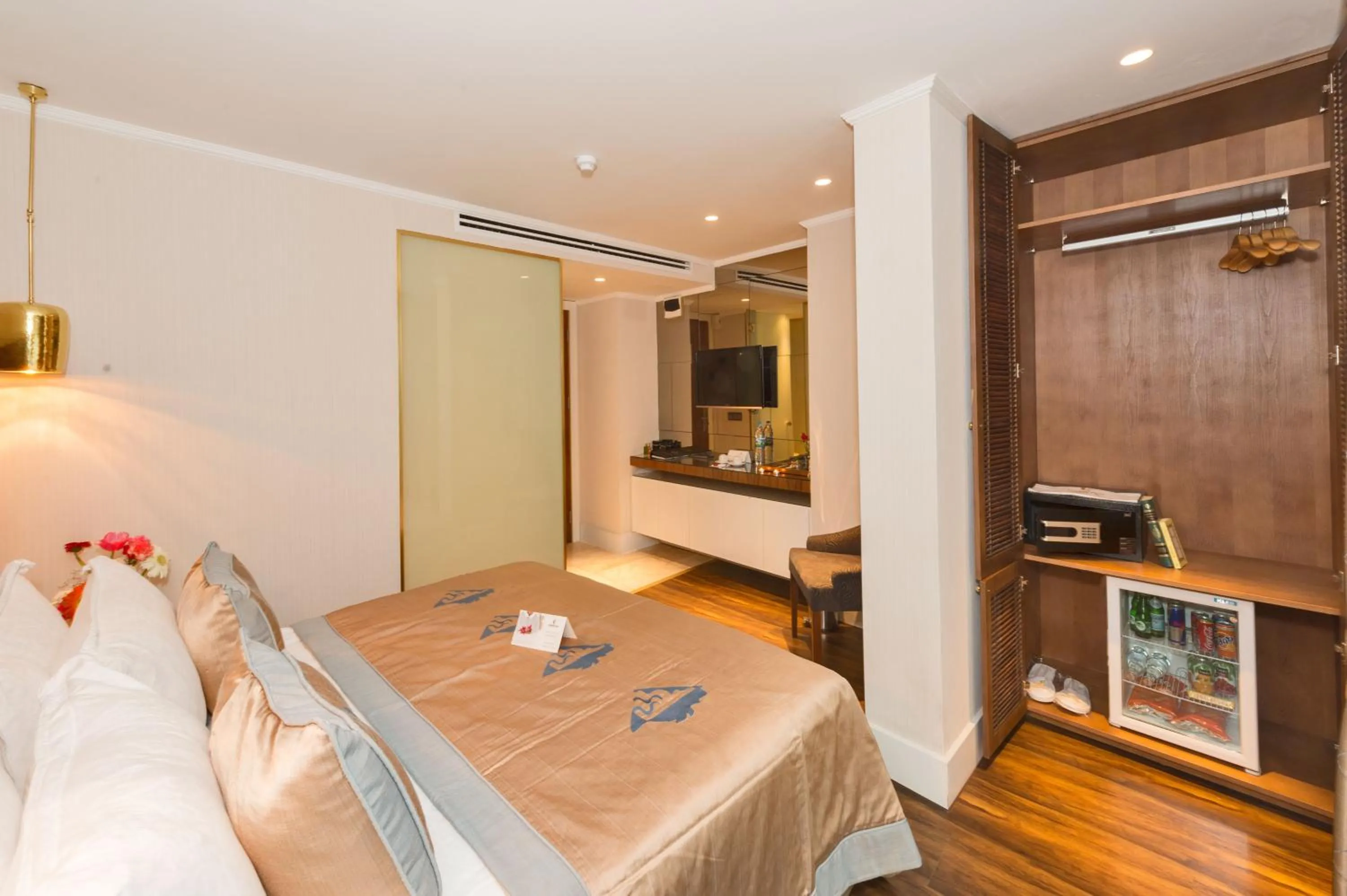 room service, Bed in Darkmen Hotel