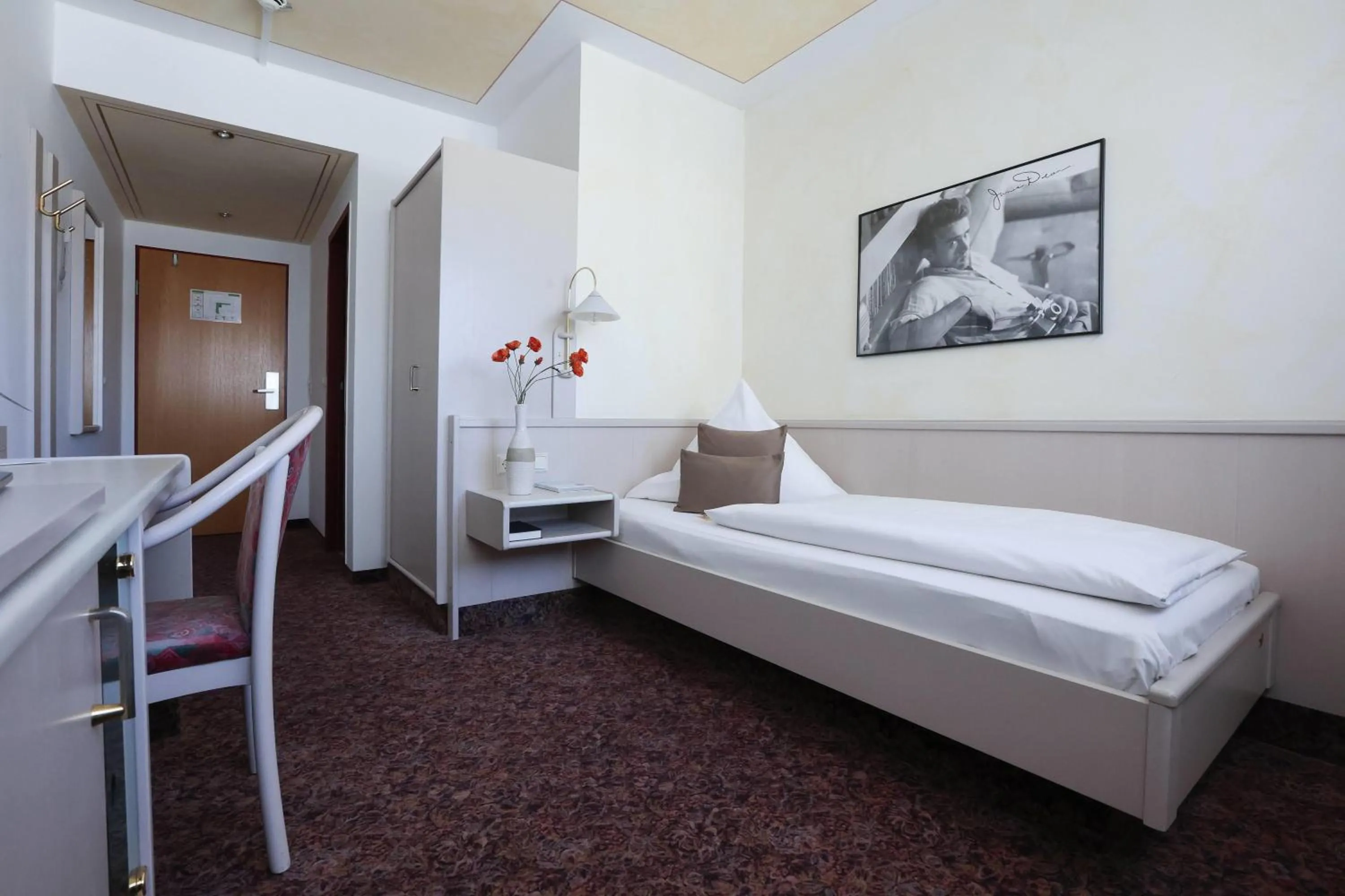 Photo of the whole room, Bed in ANA Panorama, Trademark Collection by Wyndham