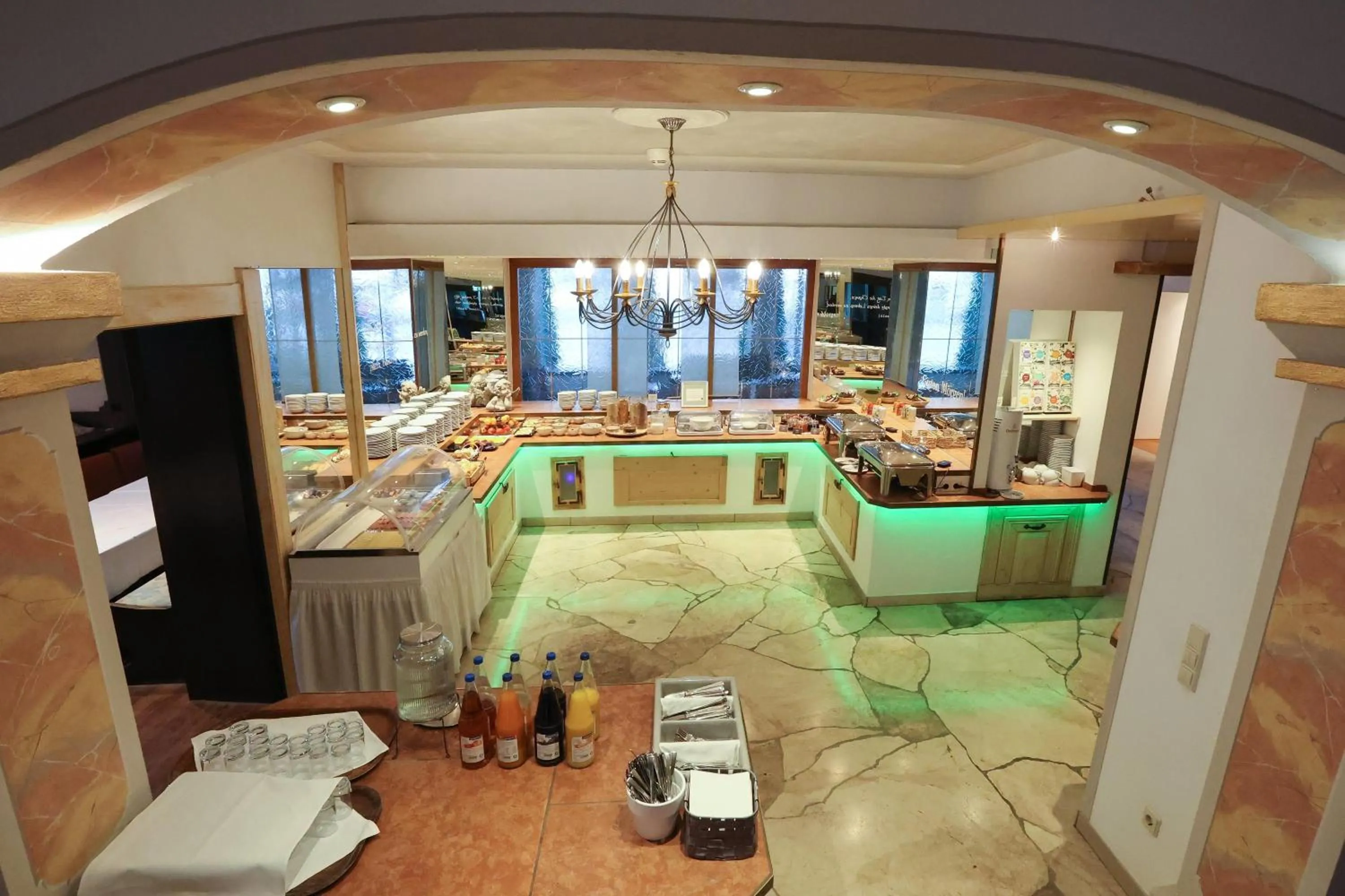 Restaurant/places to eat in ANA Panorama, Trademark Collection by Wyndham