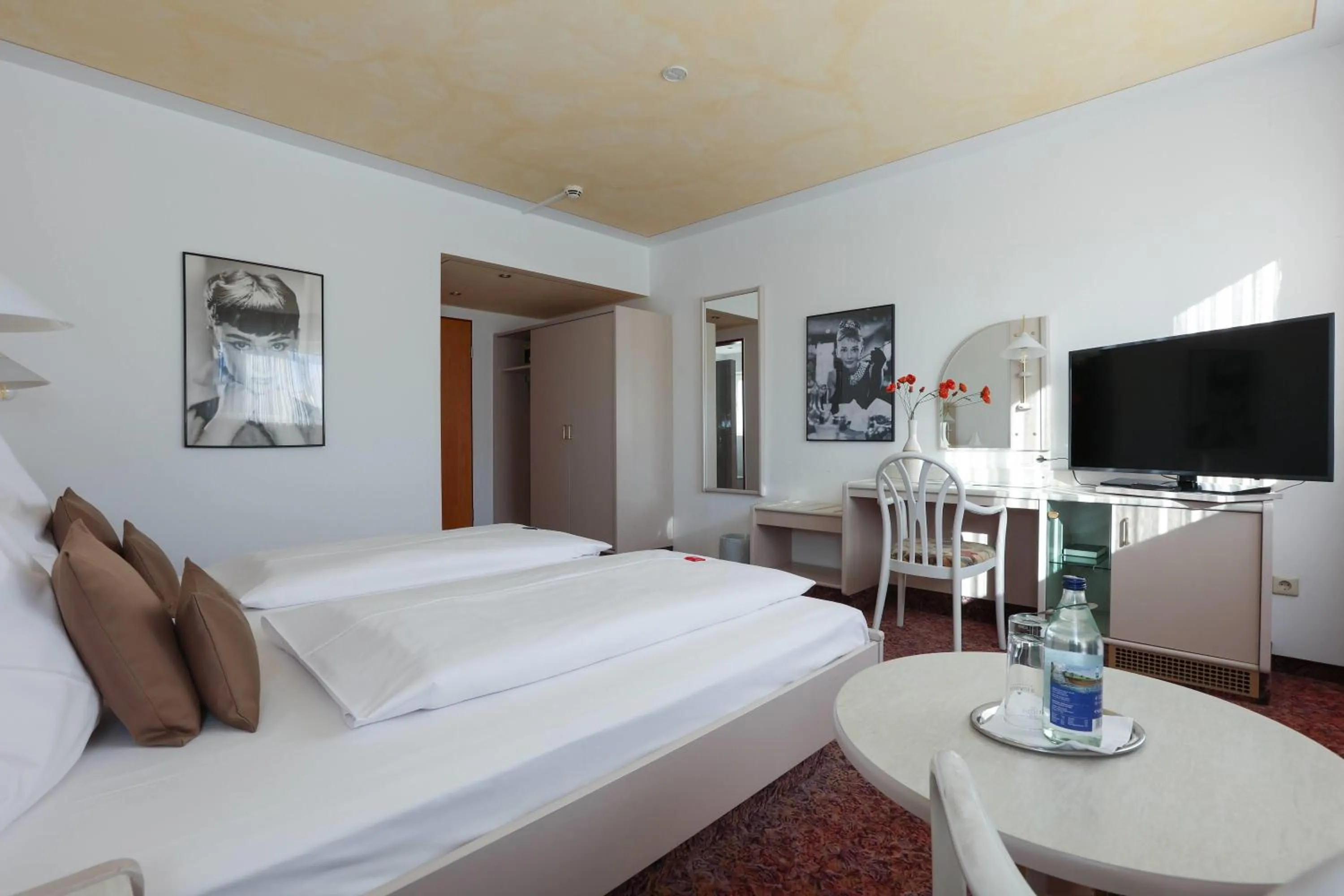 Photo of the whole room, Bed in ANA Panorama, Trademark Collection by Wyndham