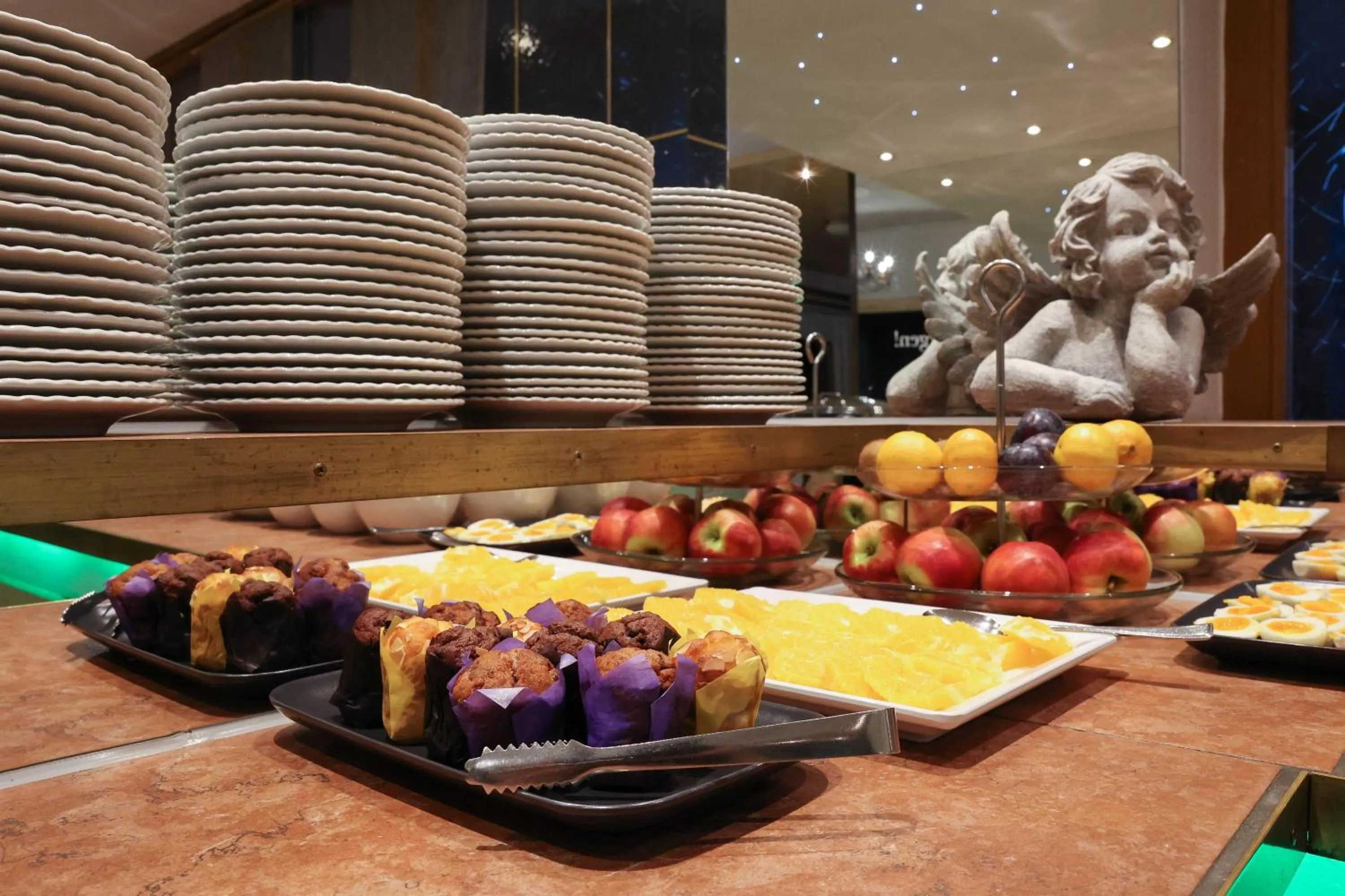 Restaurant/places to eat in ANA Panorama, Trademark Collection by Wyndham