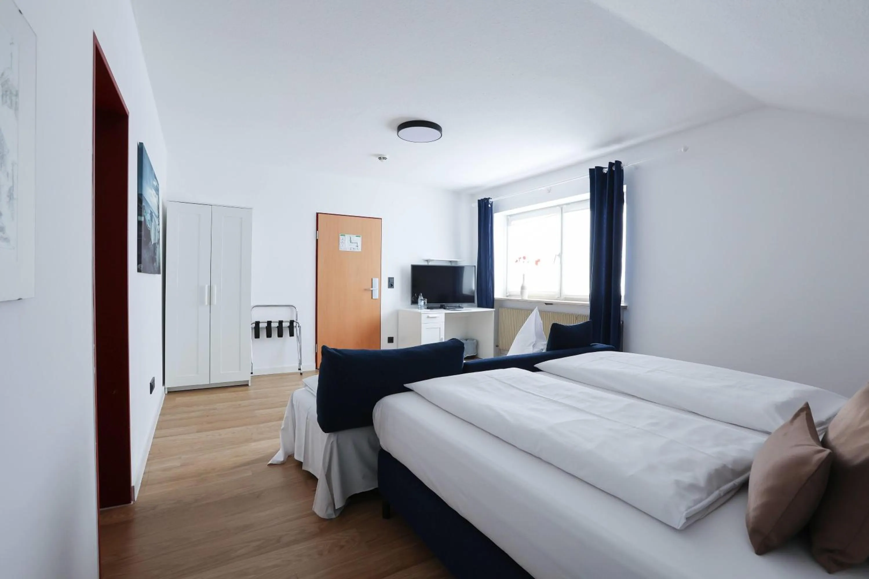 Photo of the whole room, Bed in ANA Panorama, Trademark Collection by Wyndham