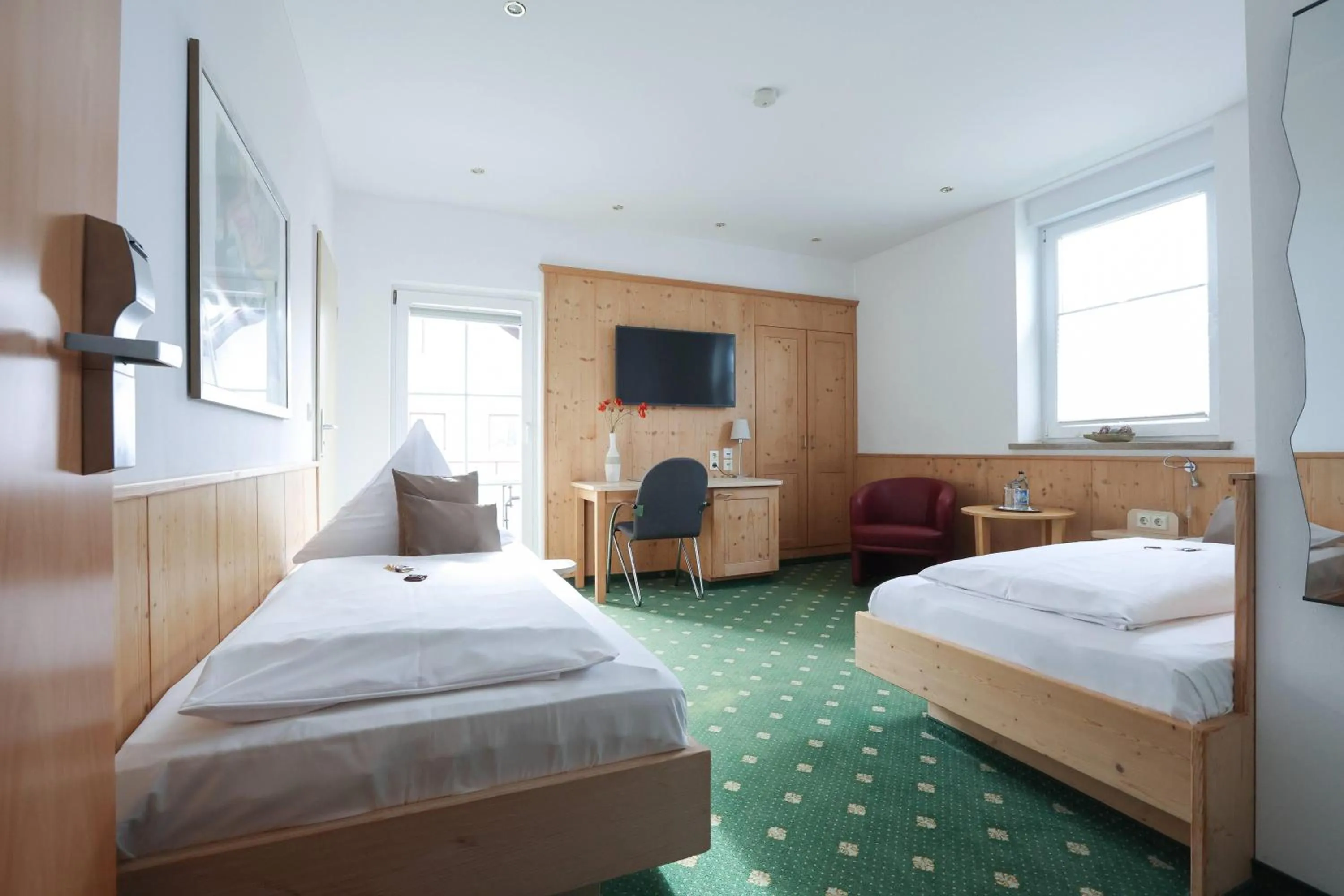 Photo of the whole room, Bed in ANA Panorama, Trademark Collection by Wyndham