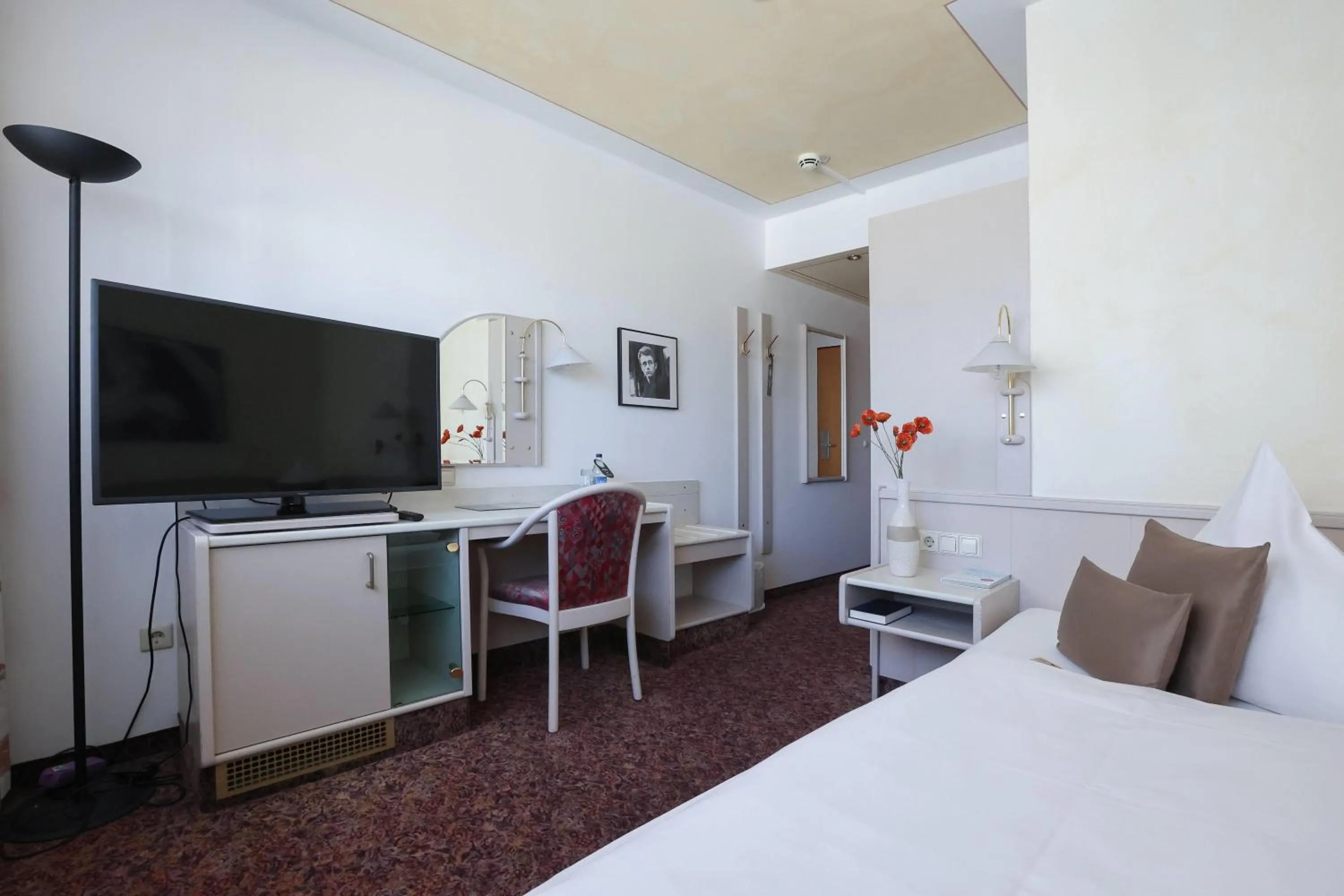 Photo of the whole room, Bed in ANA Panorama, Trademark Collection by Wyndham