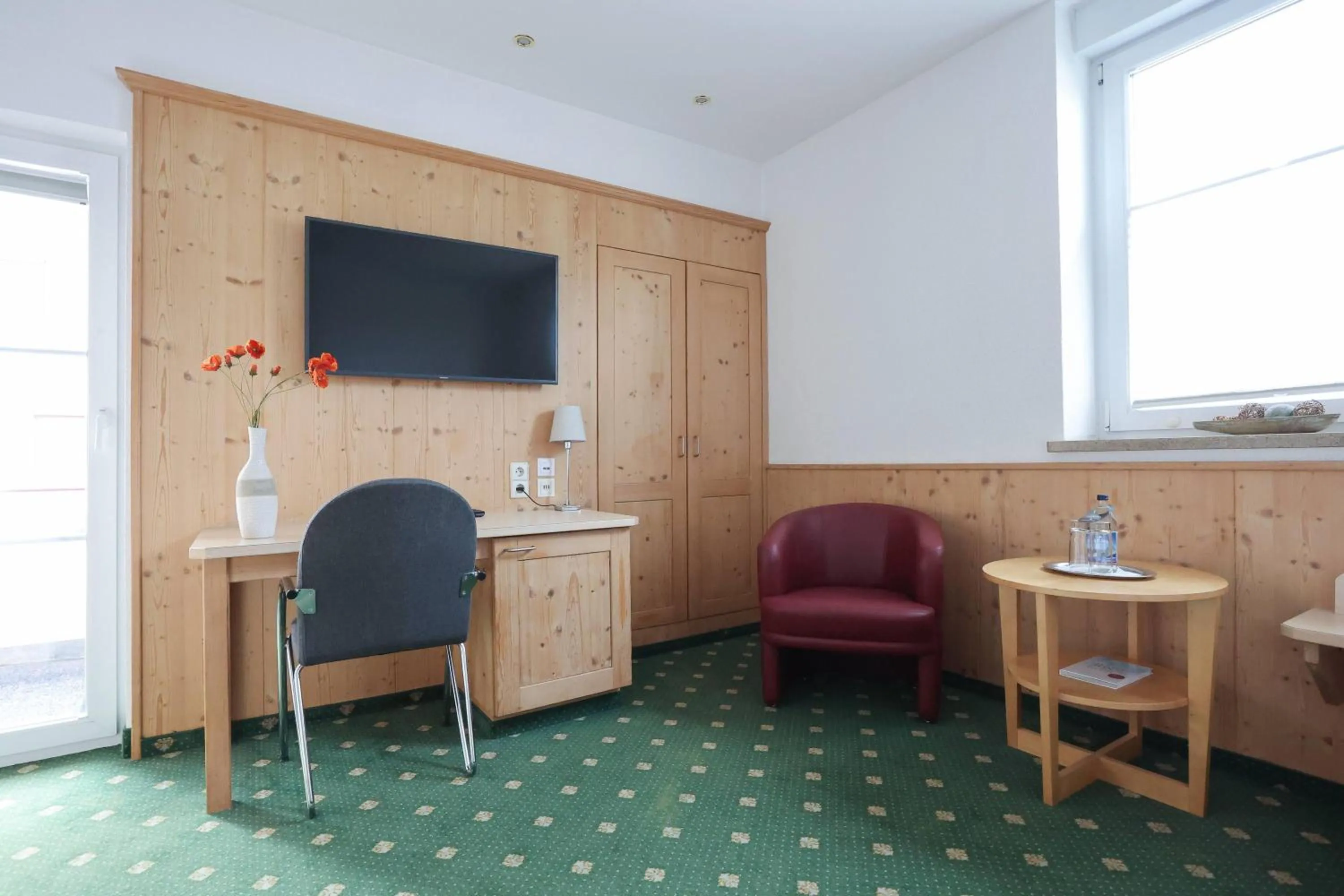 Photo of the whole room in ANA Panorama, Trademark Collection by Wyndham