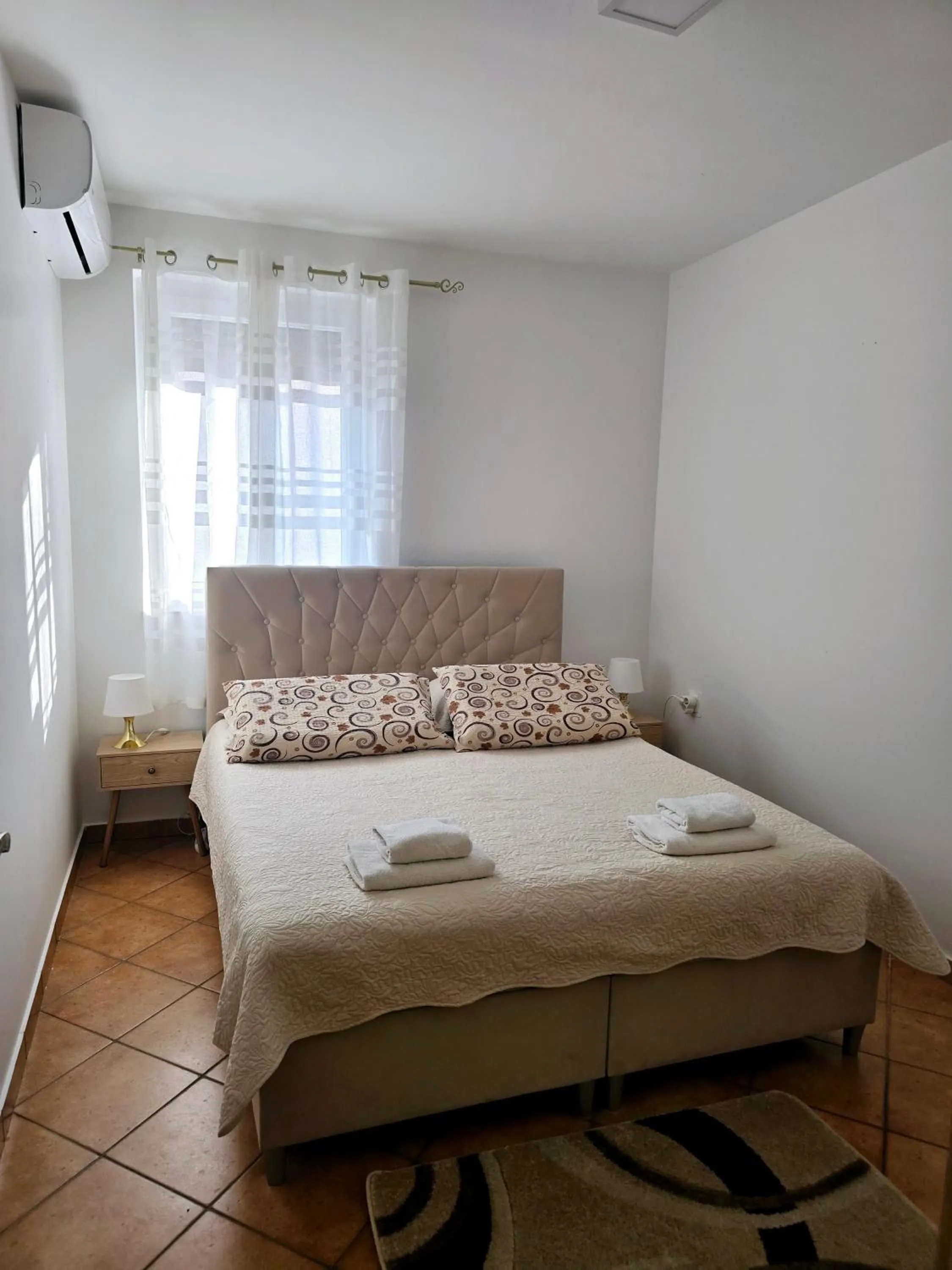 Bed in Apartments Vugica Šilo