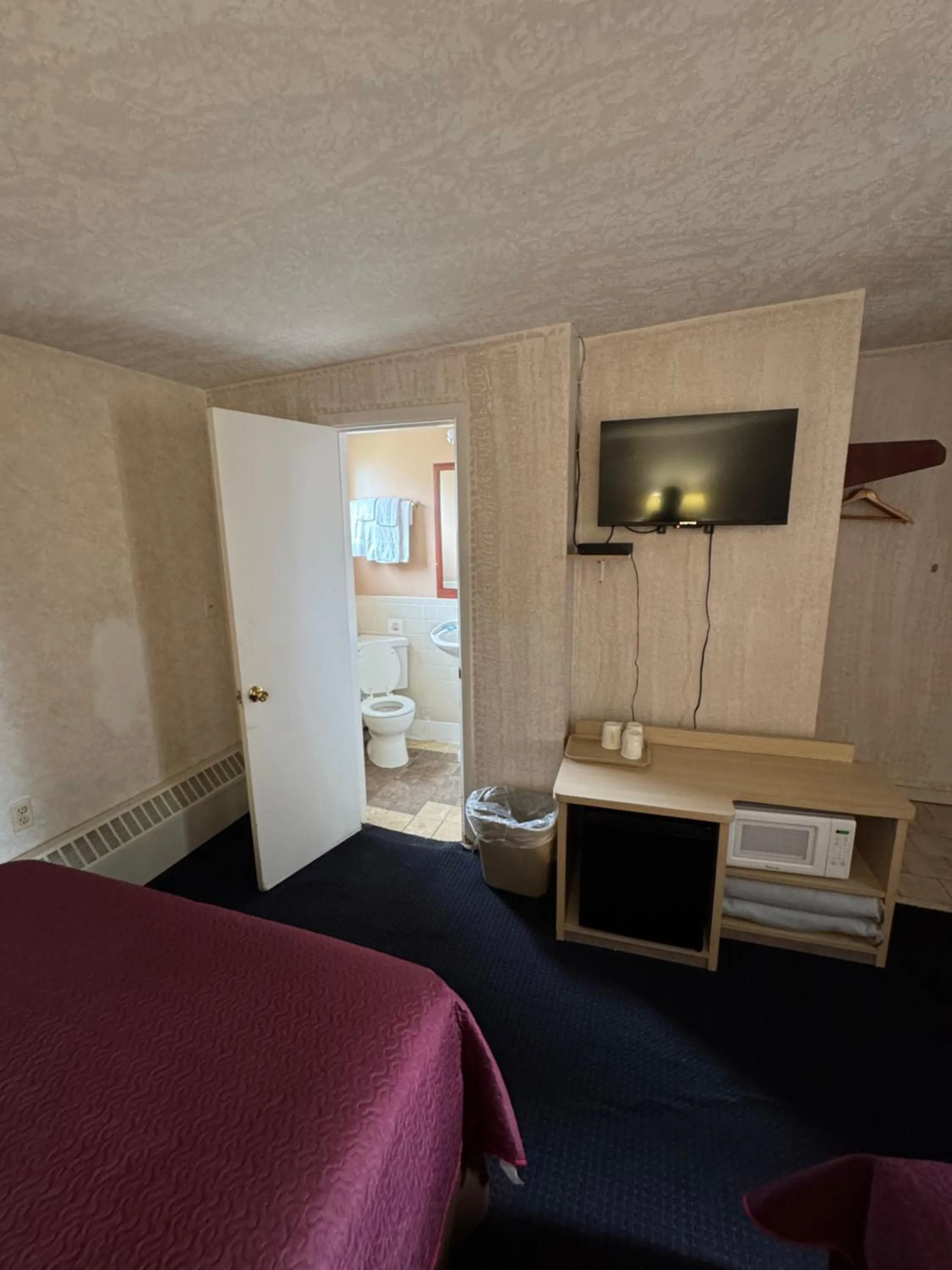 TV and multimedia, Bed in Sands Motel Niagara Falls