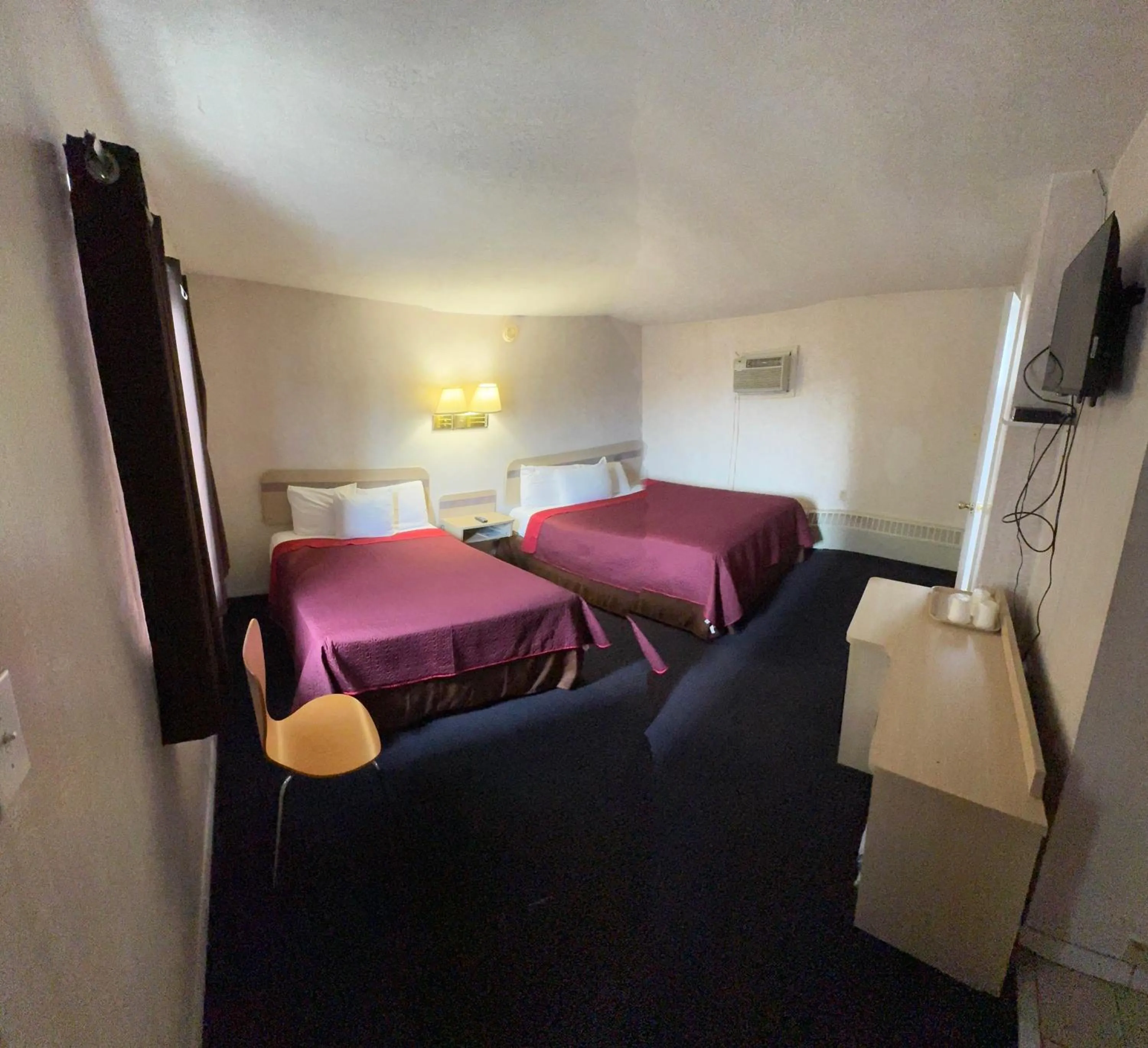 Photo of the whole room, Bed in Sands Motel Niagara Falls