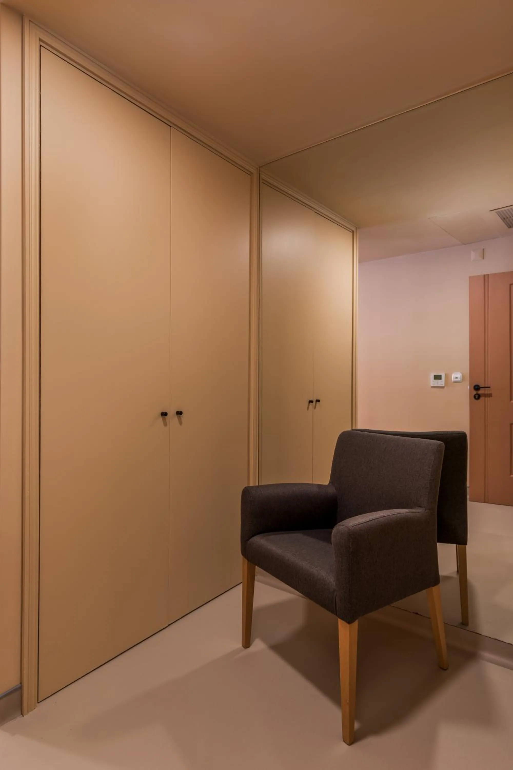 wardrobe in Hotel Margarida Da Praça