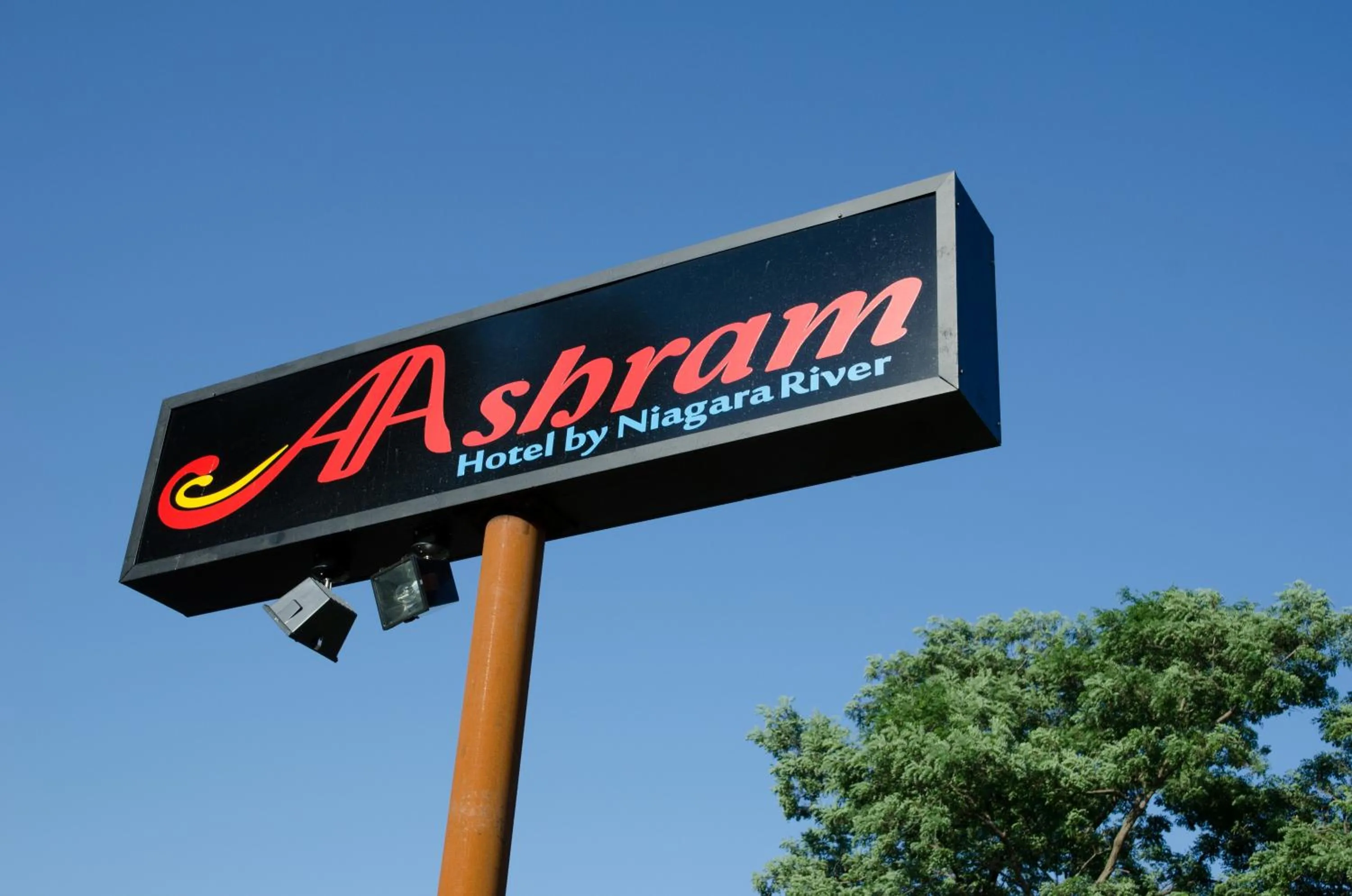 Facade/entrance in Aashram Hotel by Niagara River