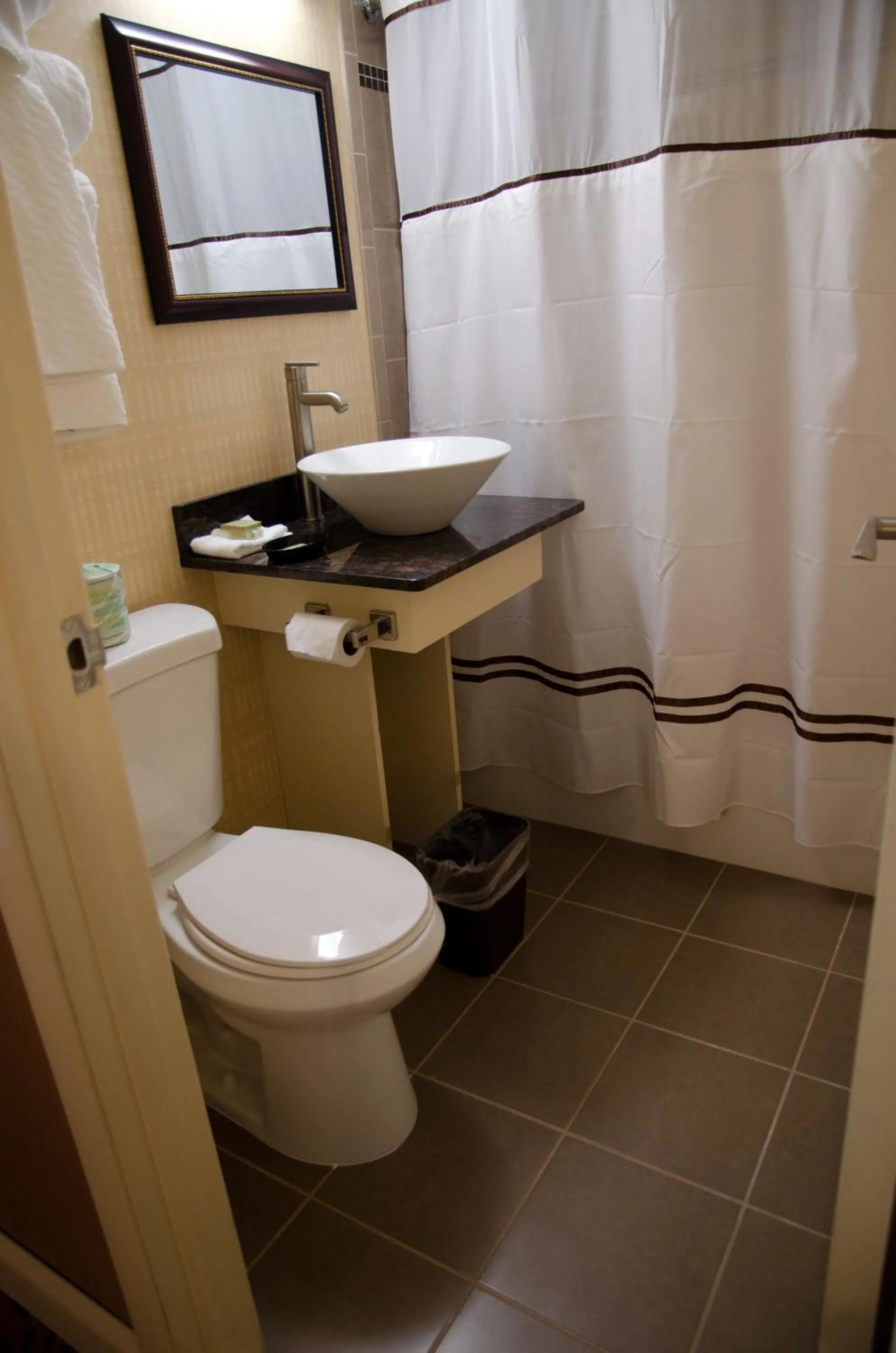 Bathroom in Aashram Hotel by Niagara River