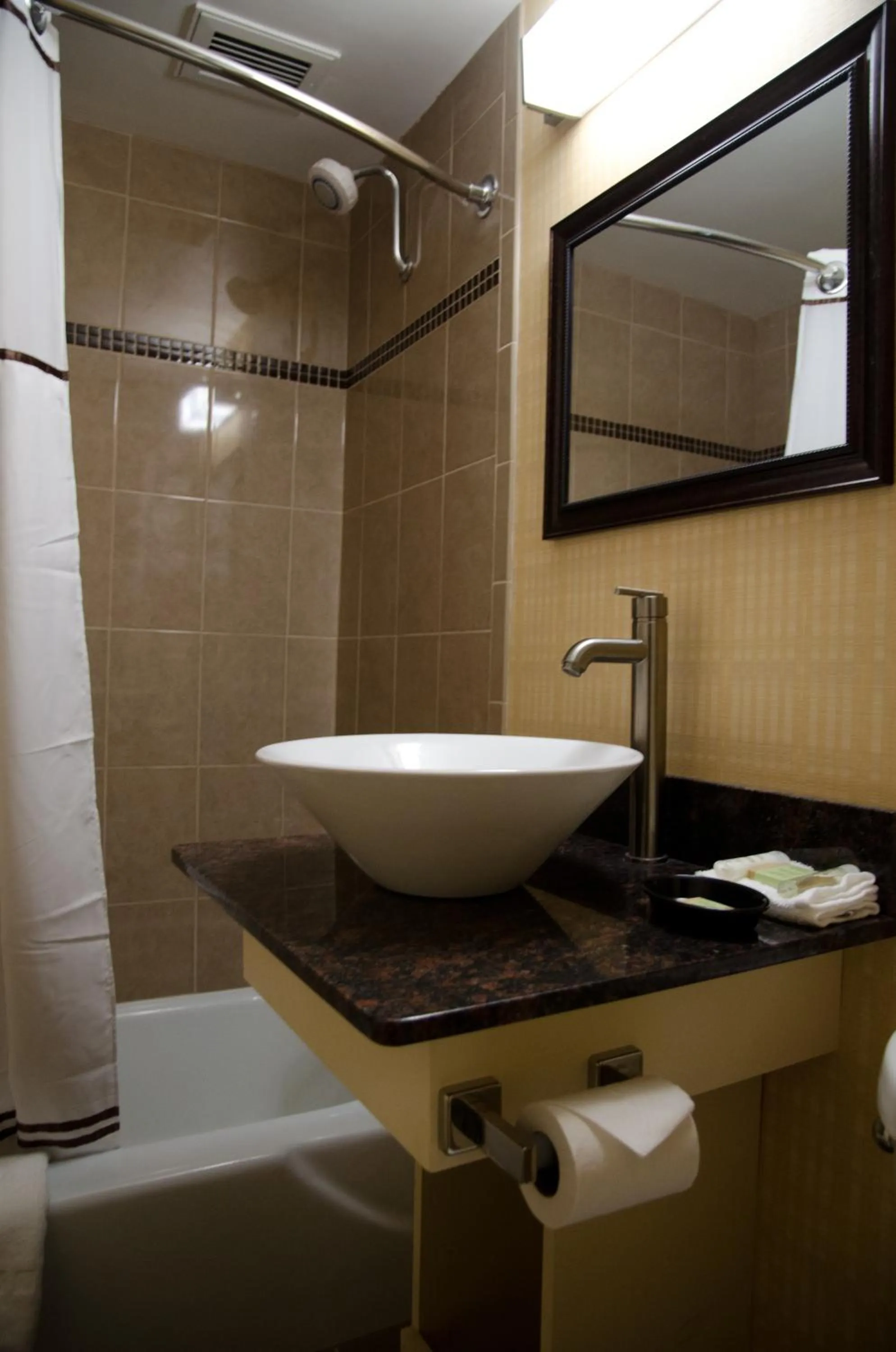 Bathroom in Aashram Hotel by Niagara River