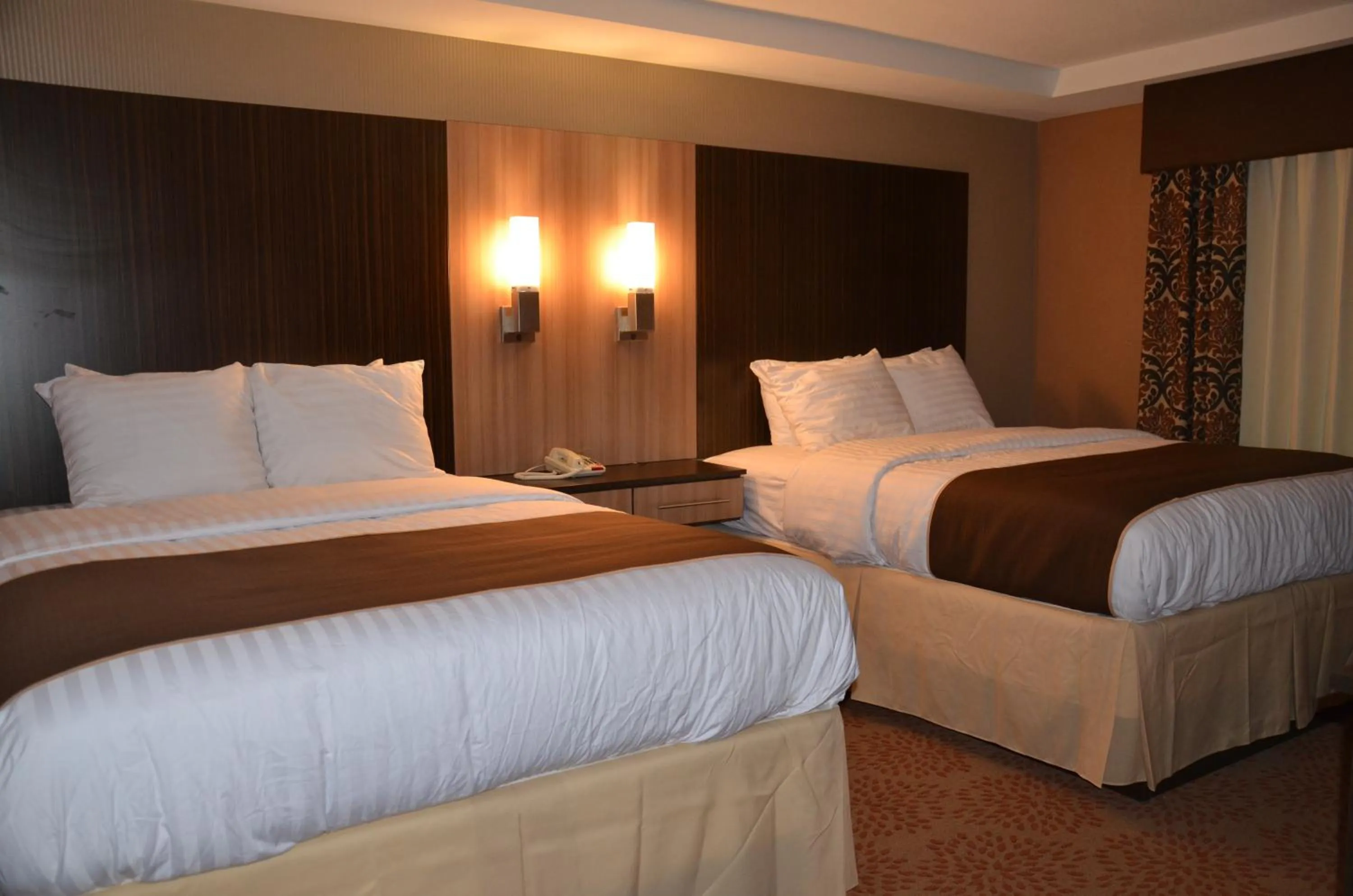 Bed in Aashram Hotel by Niagara River