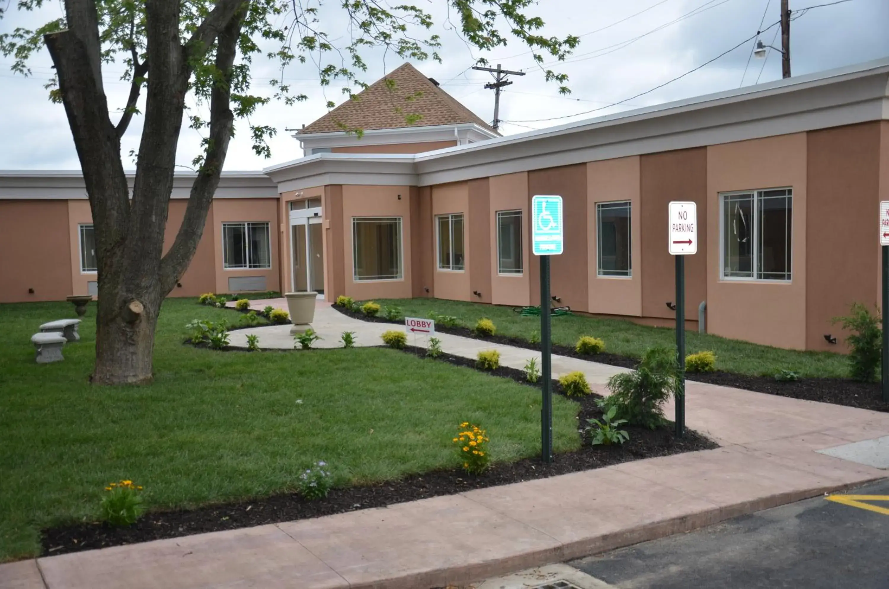 Facade/entrance in Aashram Hotel by Niagara River Facade/entrance in Aashram Hotel by Niagara River
