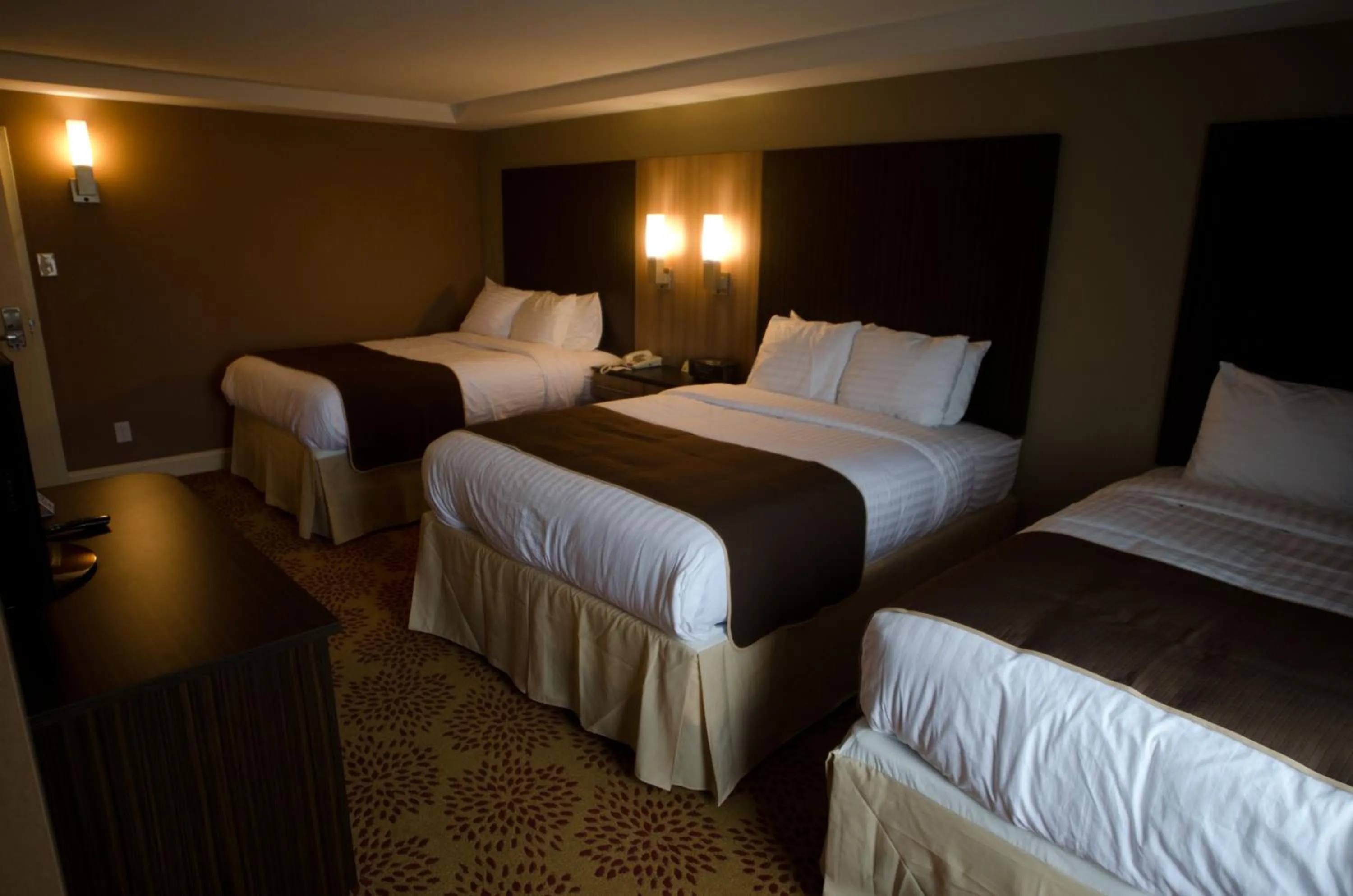 Bed in Aashram Hotel by Niagara River