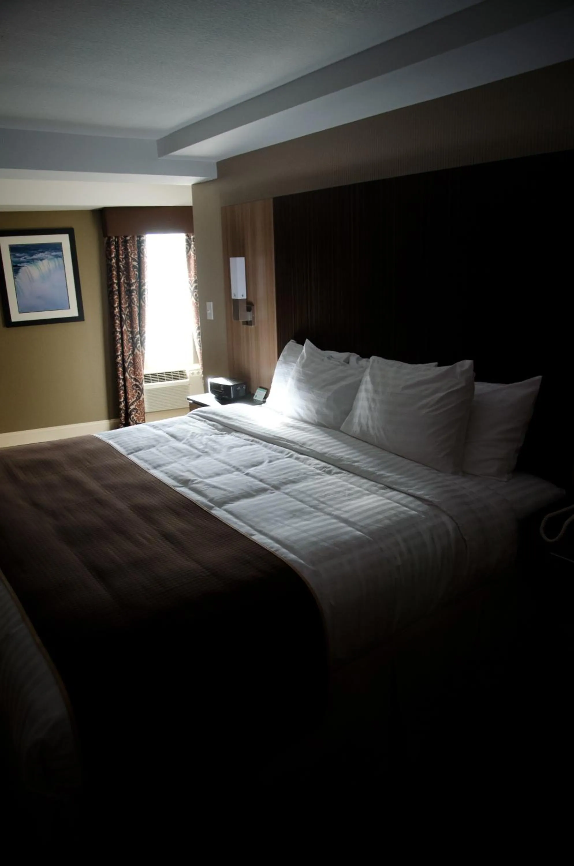 Bed in Aashram Hotel by Niagara River