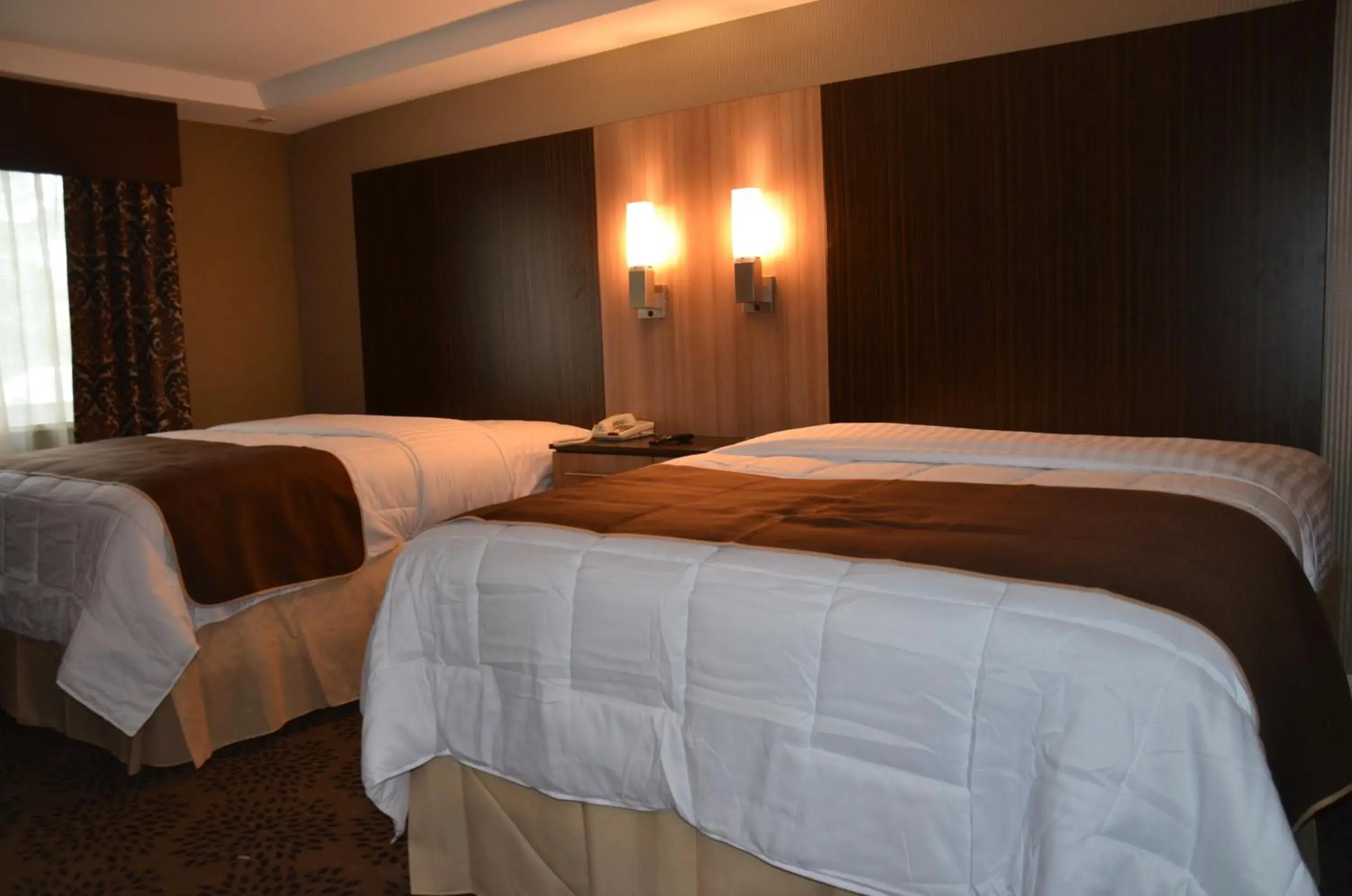 Bed in Aashram Hotel by Niagara River Bed in Aashram Hotel by Niagara River
