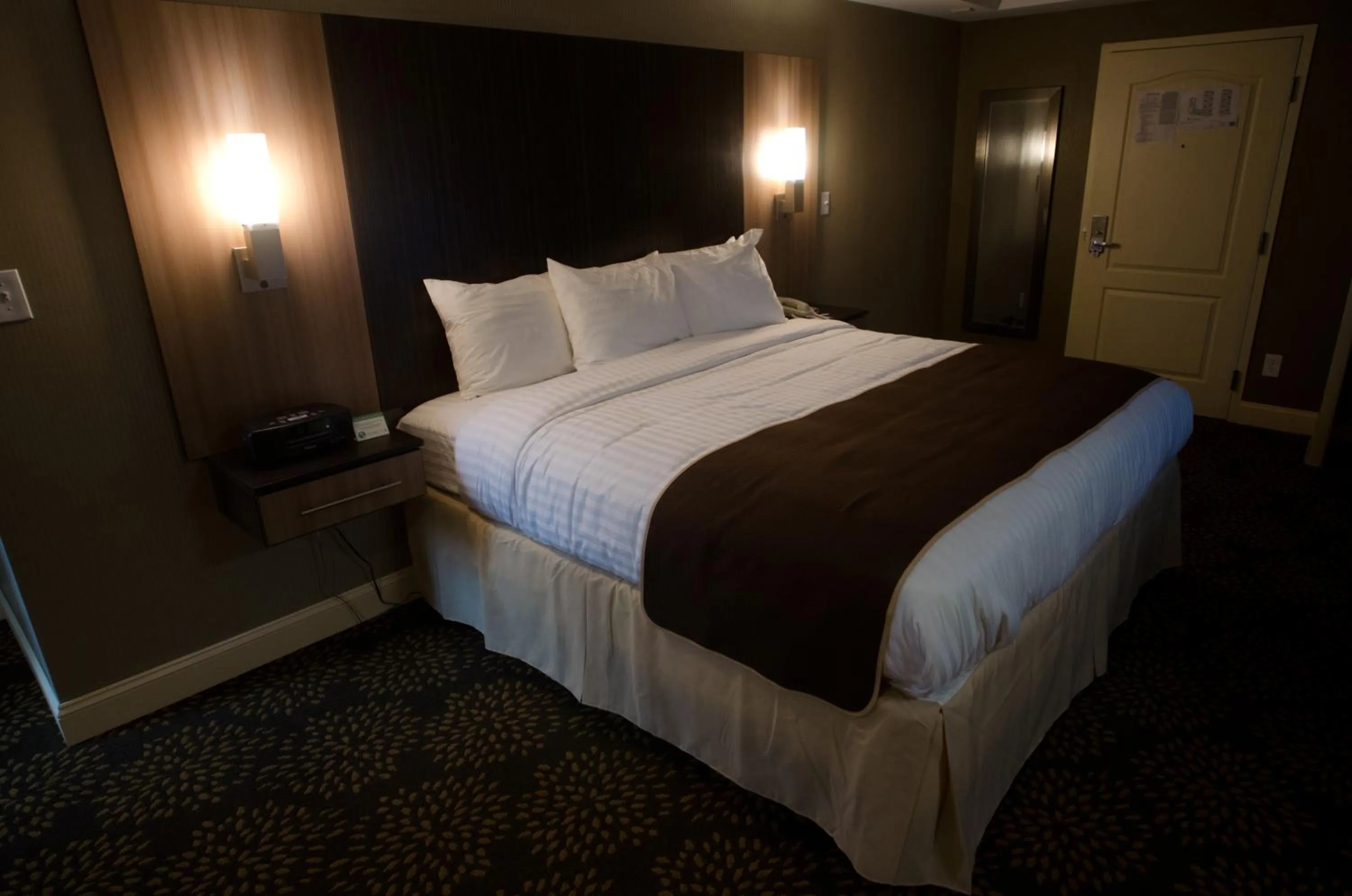 Bed in Aashram Hotel by Niagara River