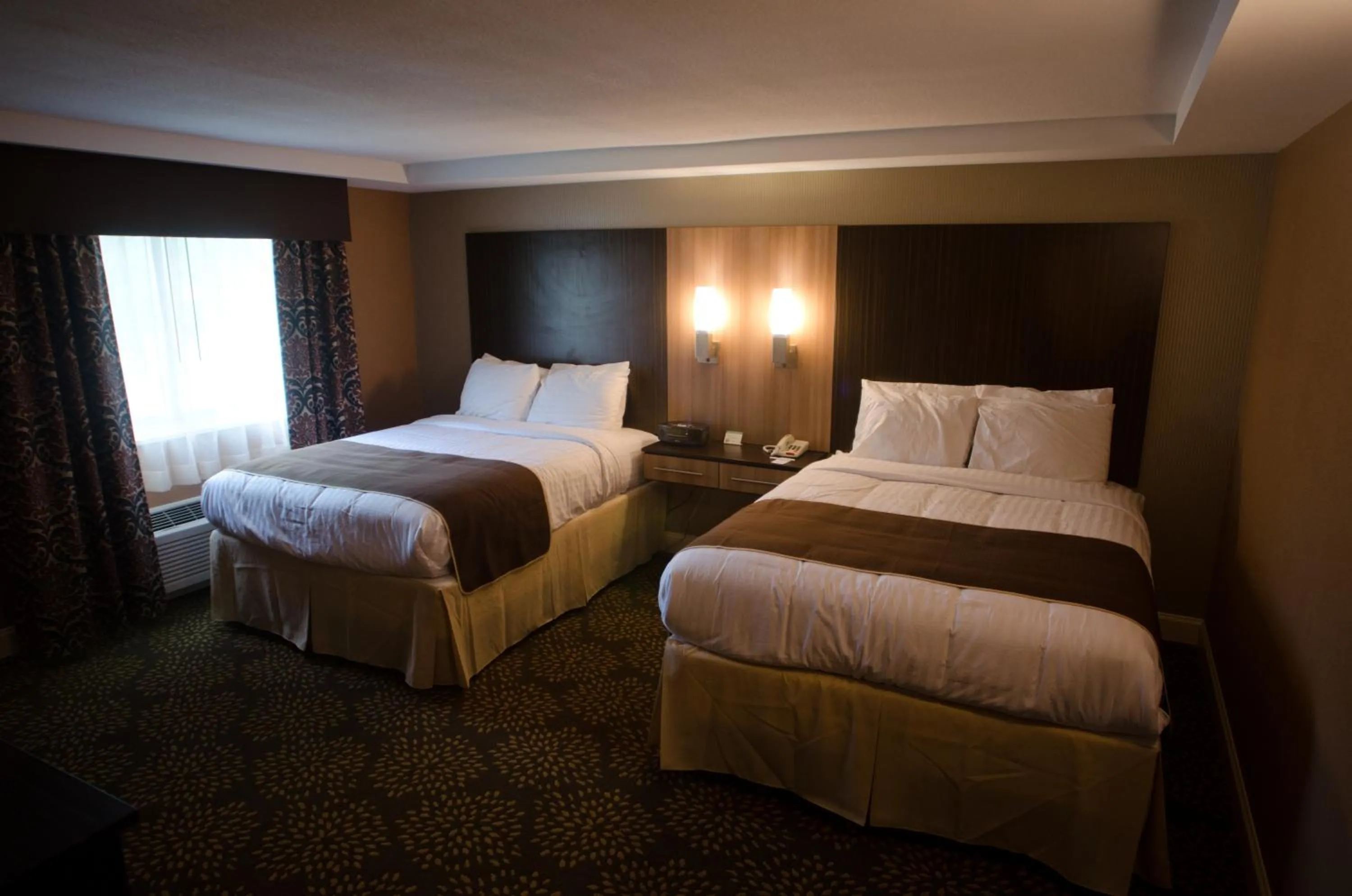 Bed in Aashram Hotel by Niagara River