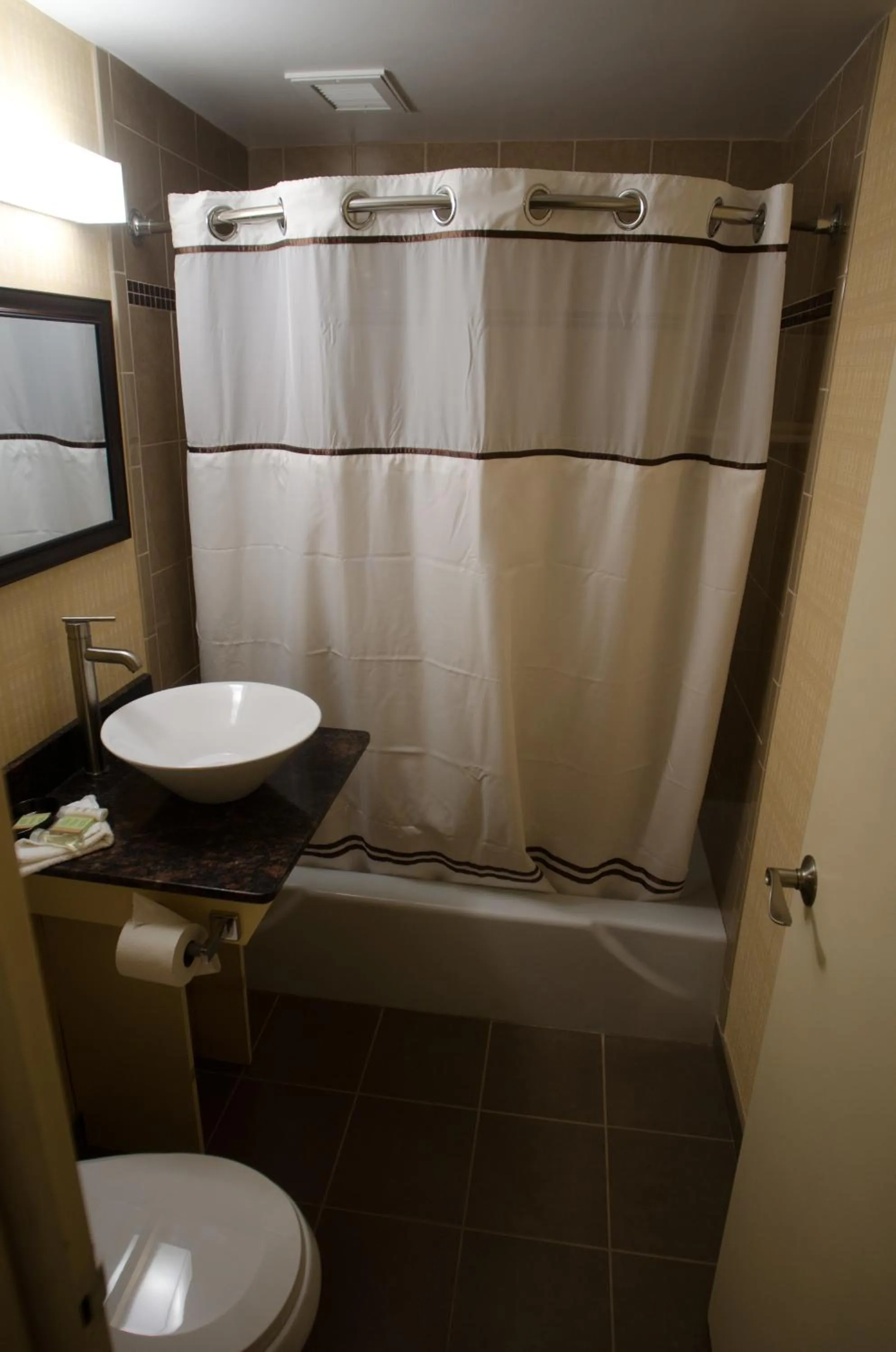 Bathroom in Aashram Hotel by Niagara River