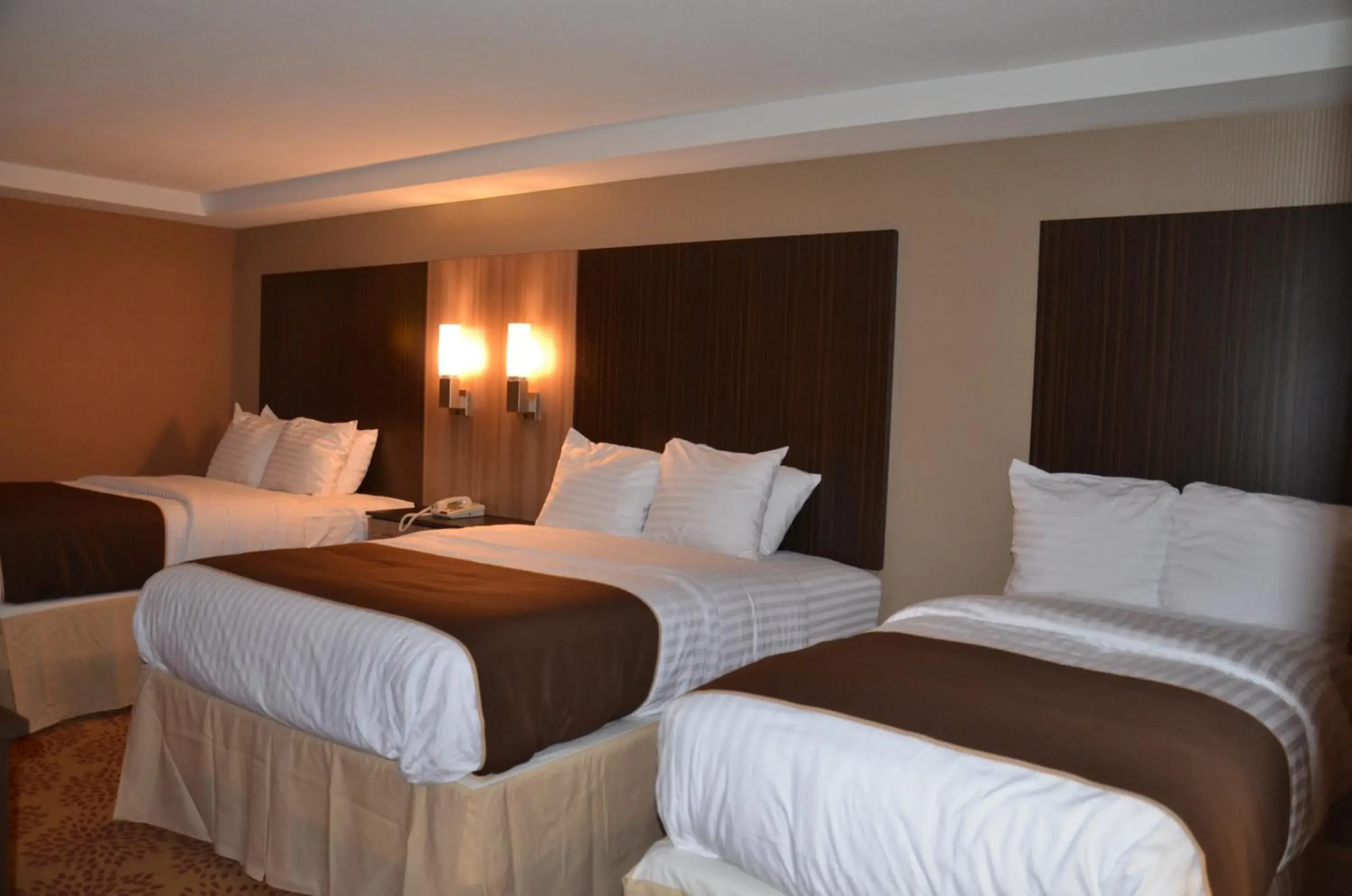 Bed in Aashram Hotel by Niagara River Bed in Aashram Hotel by Niagara River