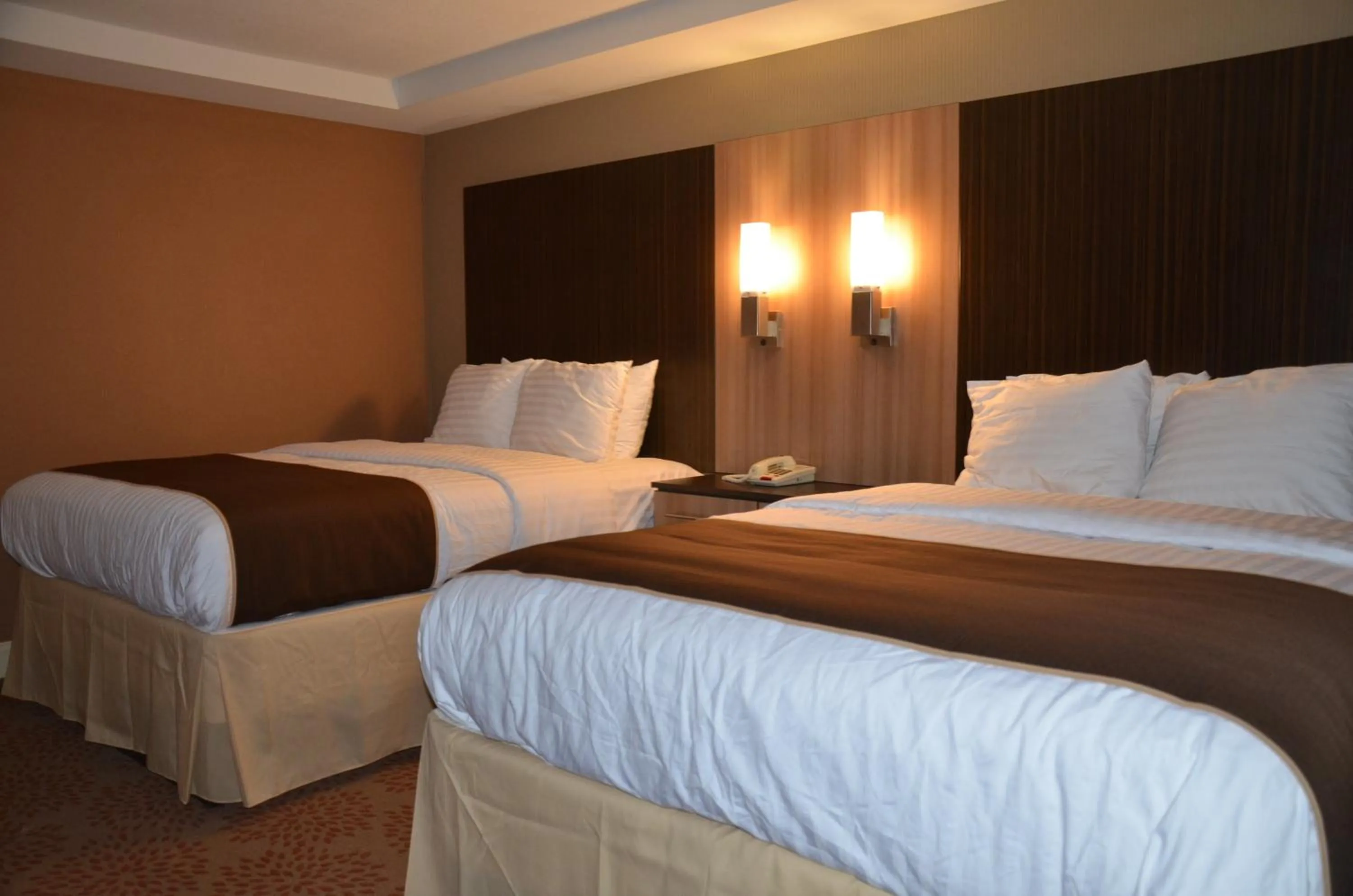 Bedroom, Bed in Aashram Hotel by Niagara River
