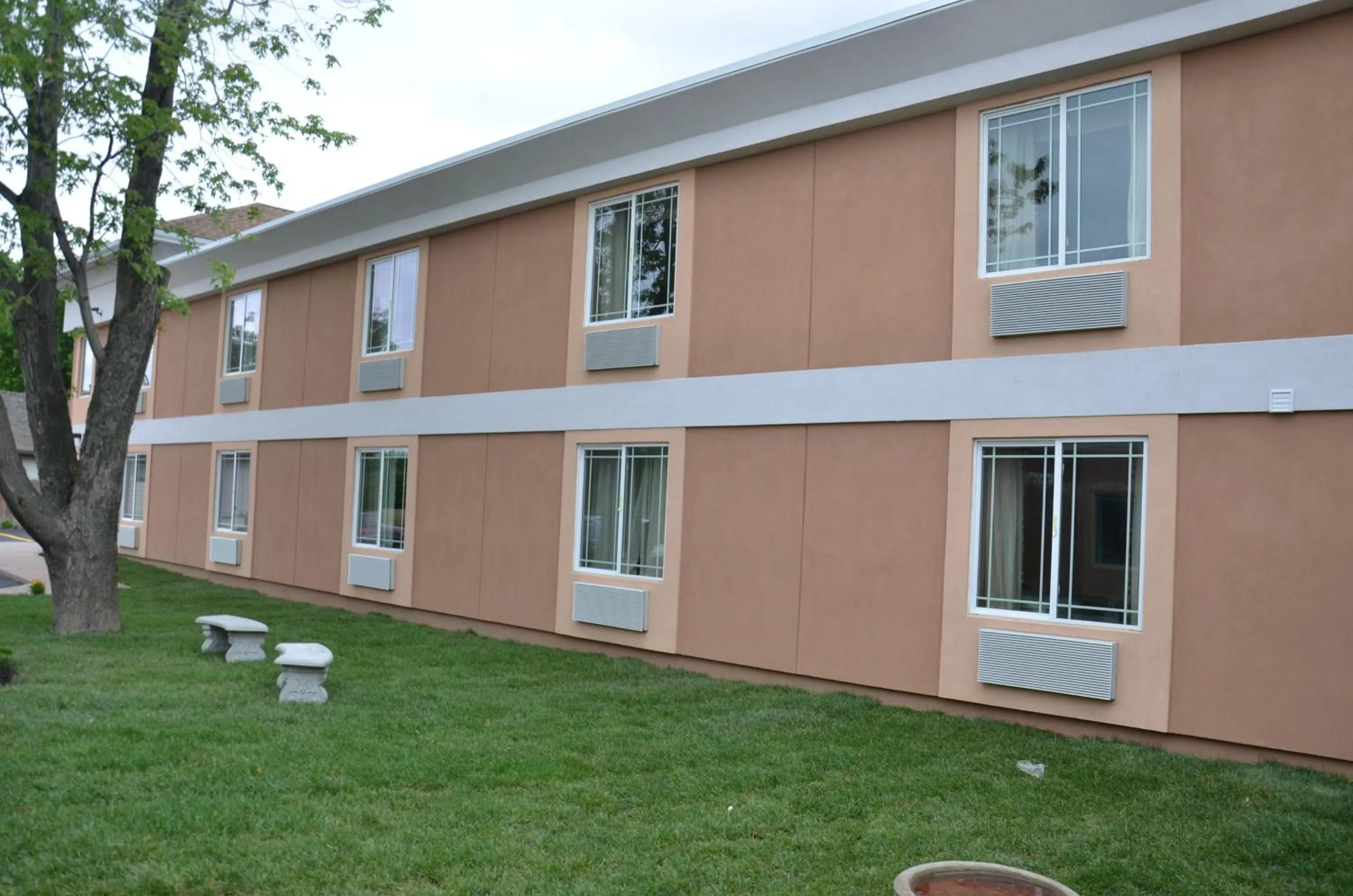 Facade/entrance in Aashram Hotel by Niagara River
