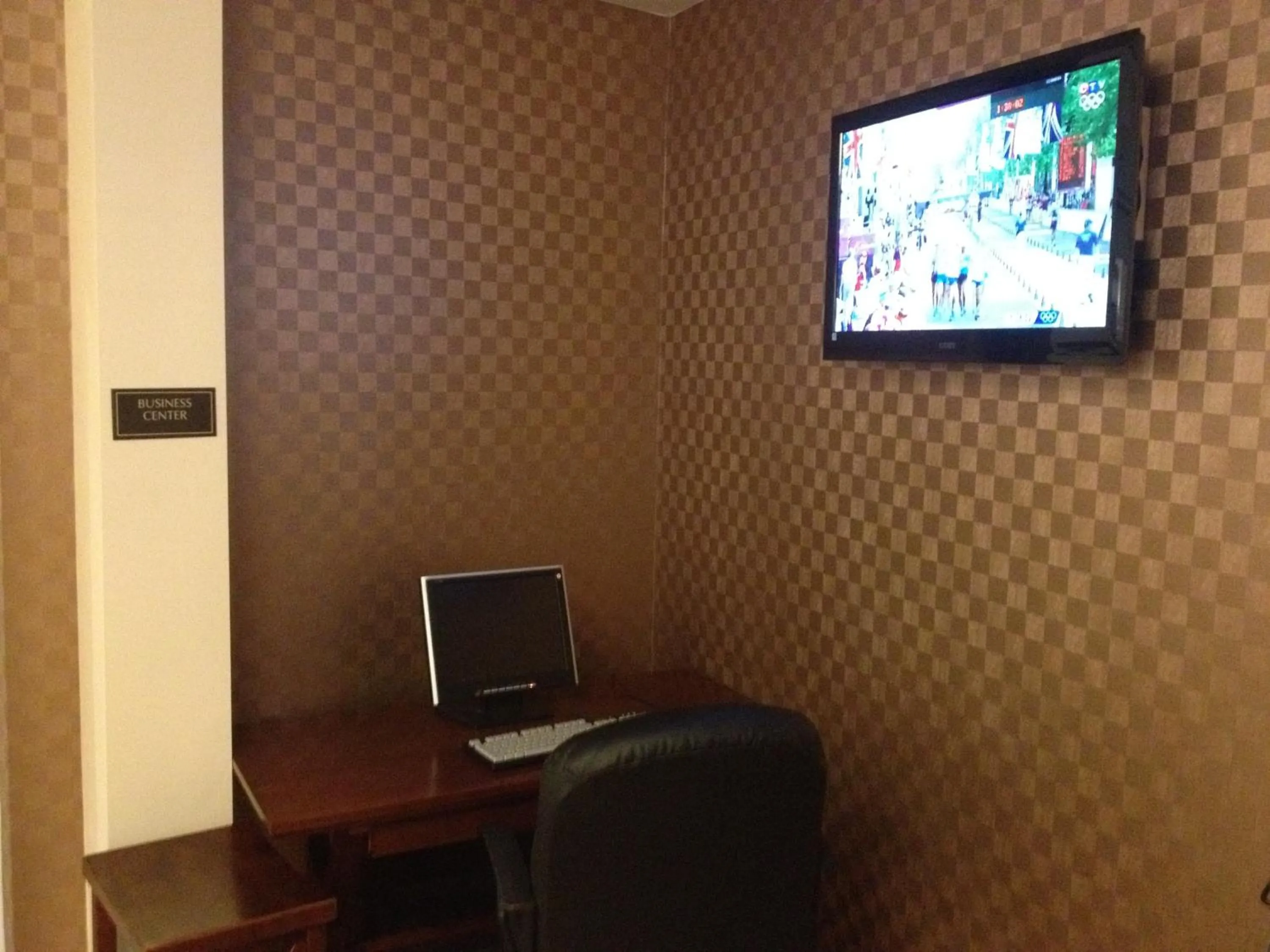 TV and multimedia in Aashram Hotel by Niagara River