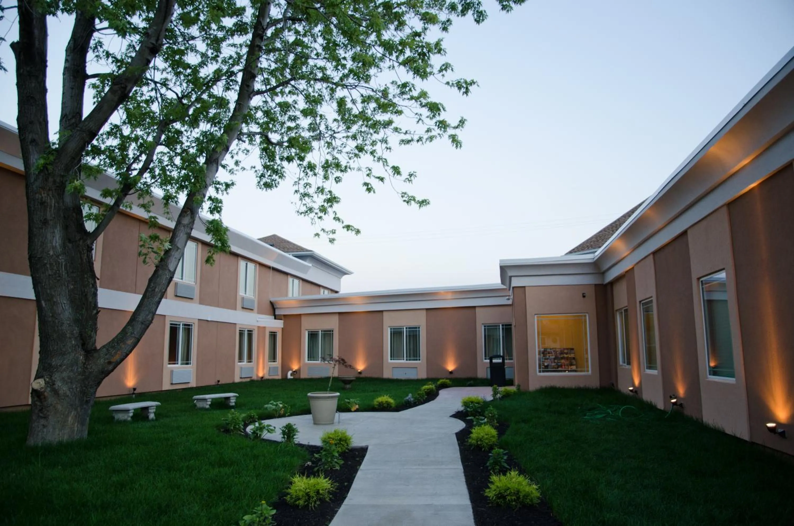 Facade/entrance in Aashram Hotel by Niagara River