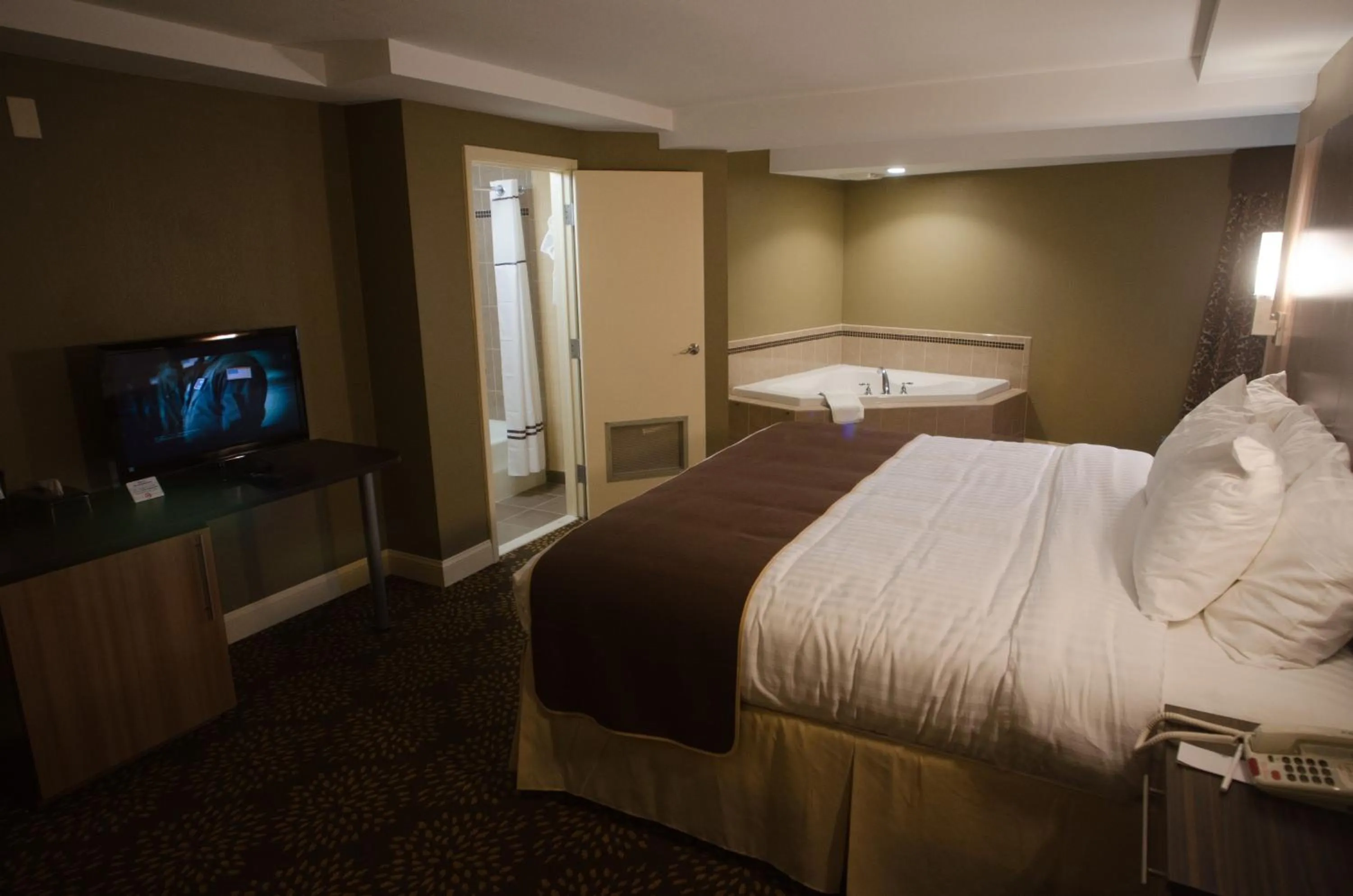 Photo of the whole room, Bed in Aashram Hotel by Niagara River