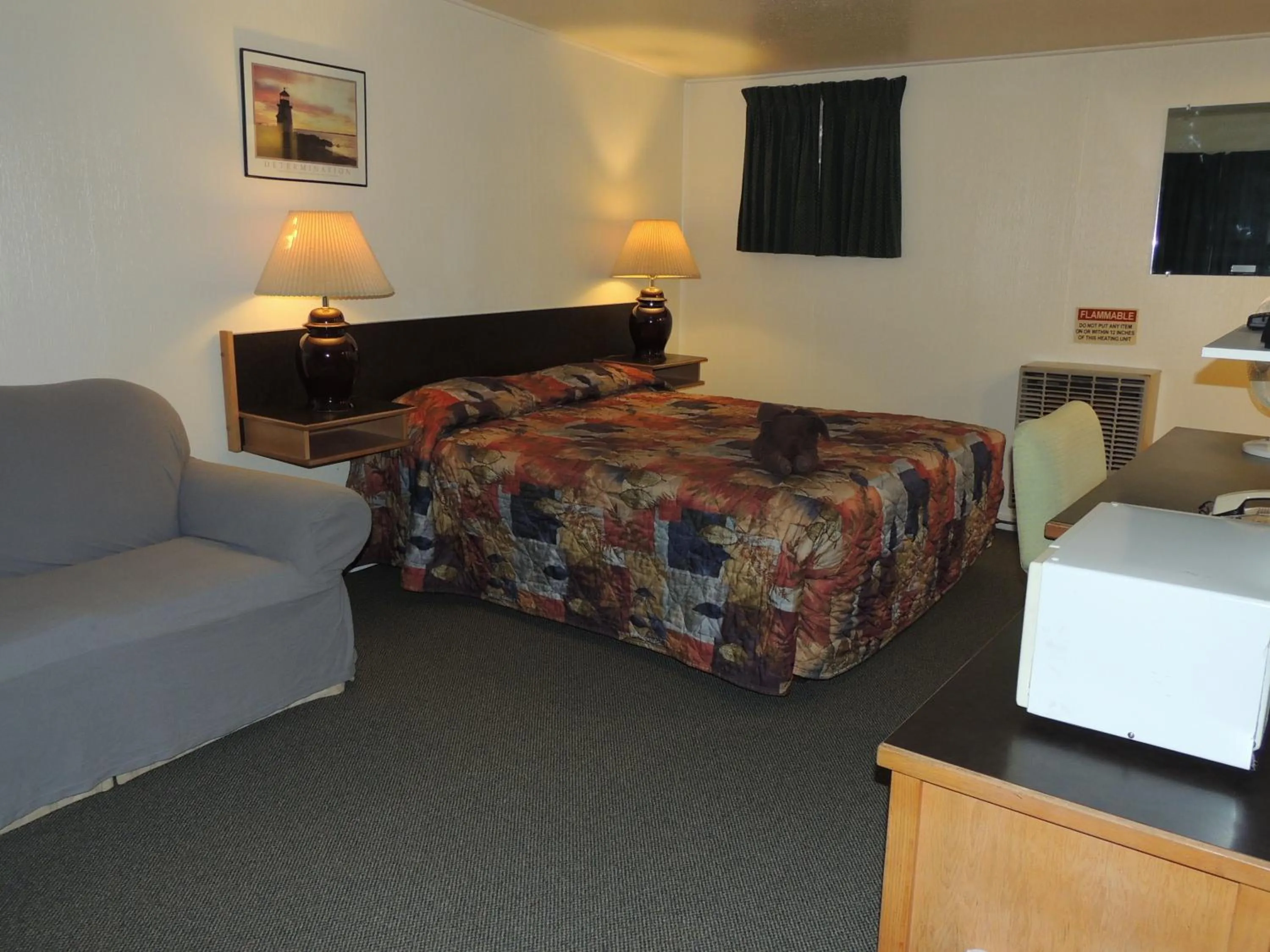 Bedroom, Bed in 100 Mile Motel & RV Park