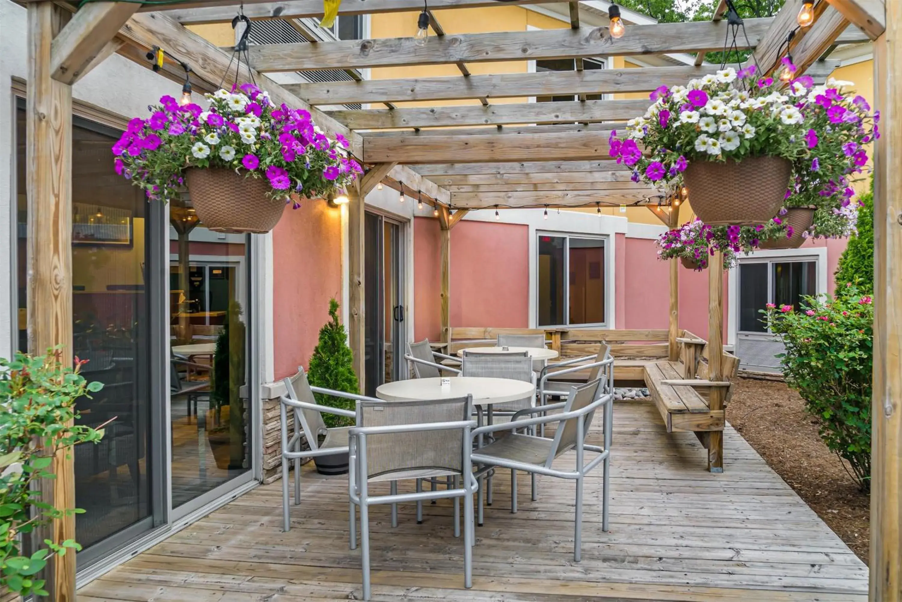 Property building in Best Western Plus Traverse City Property building in Best Western Plus Traverse City