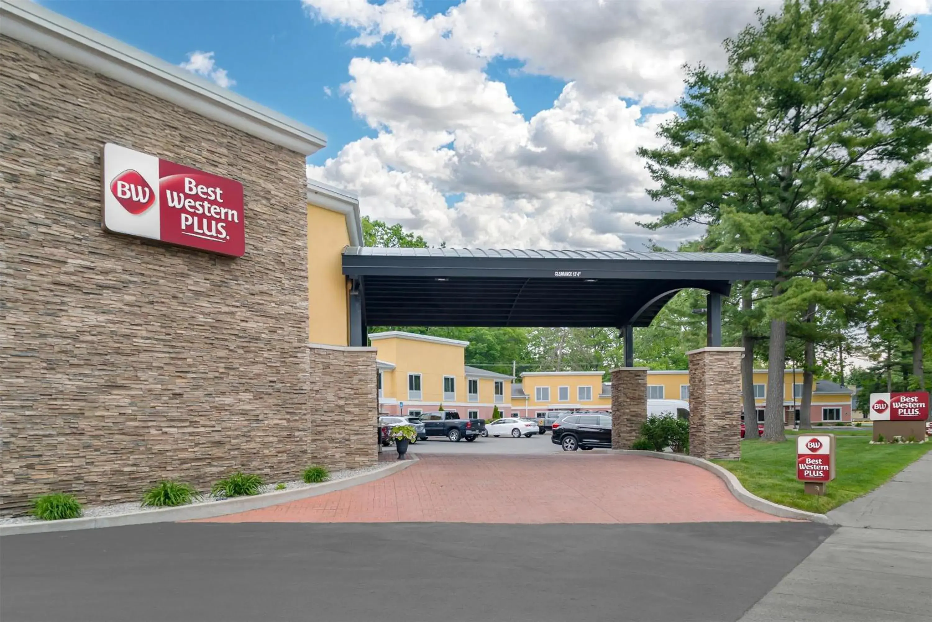 Property building in Best Western Plus Traverse City Property building in Best Western Plus Traverse City