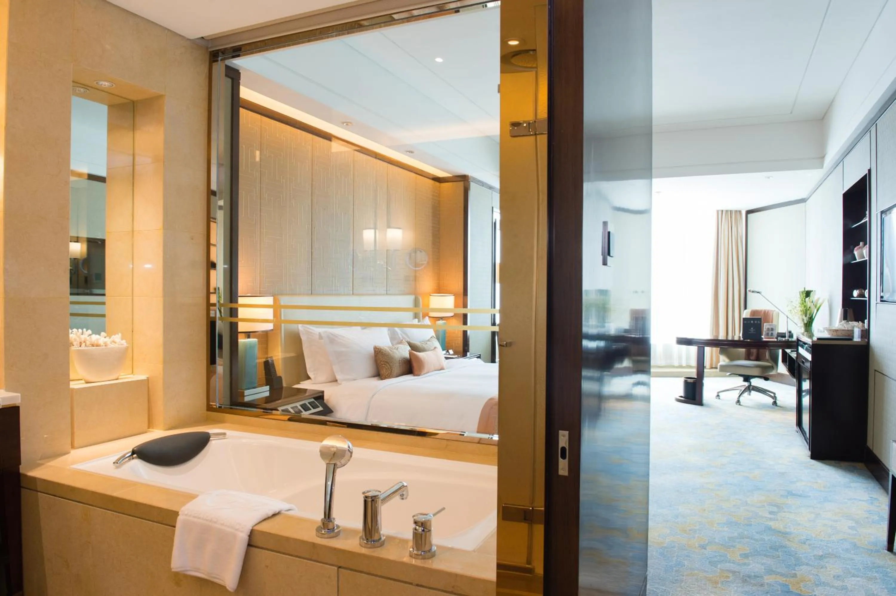 Photo of the whole room, Bed in Kempinski Hotel Xiamen