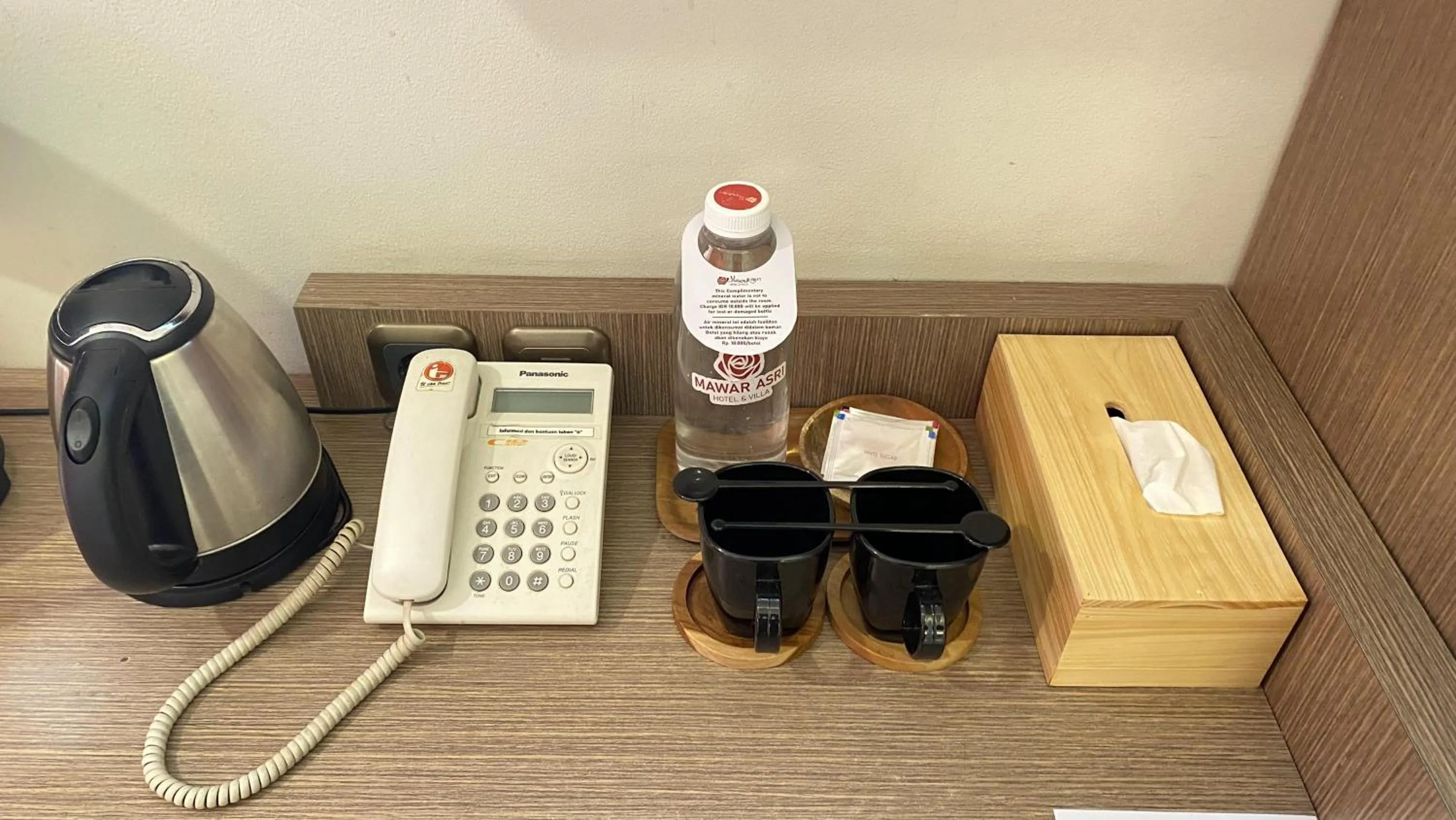 Coffee/tea facilities in Mawar Asri Hotel
