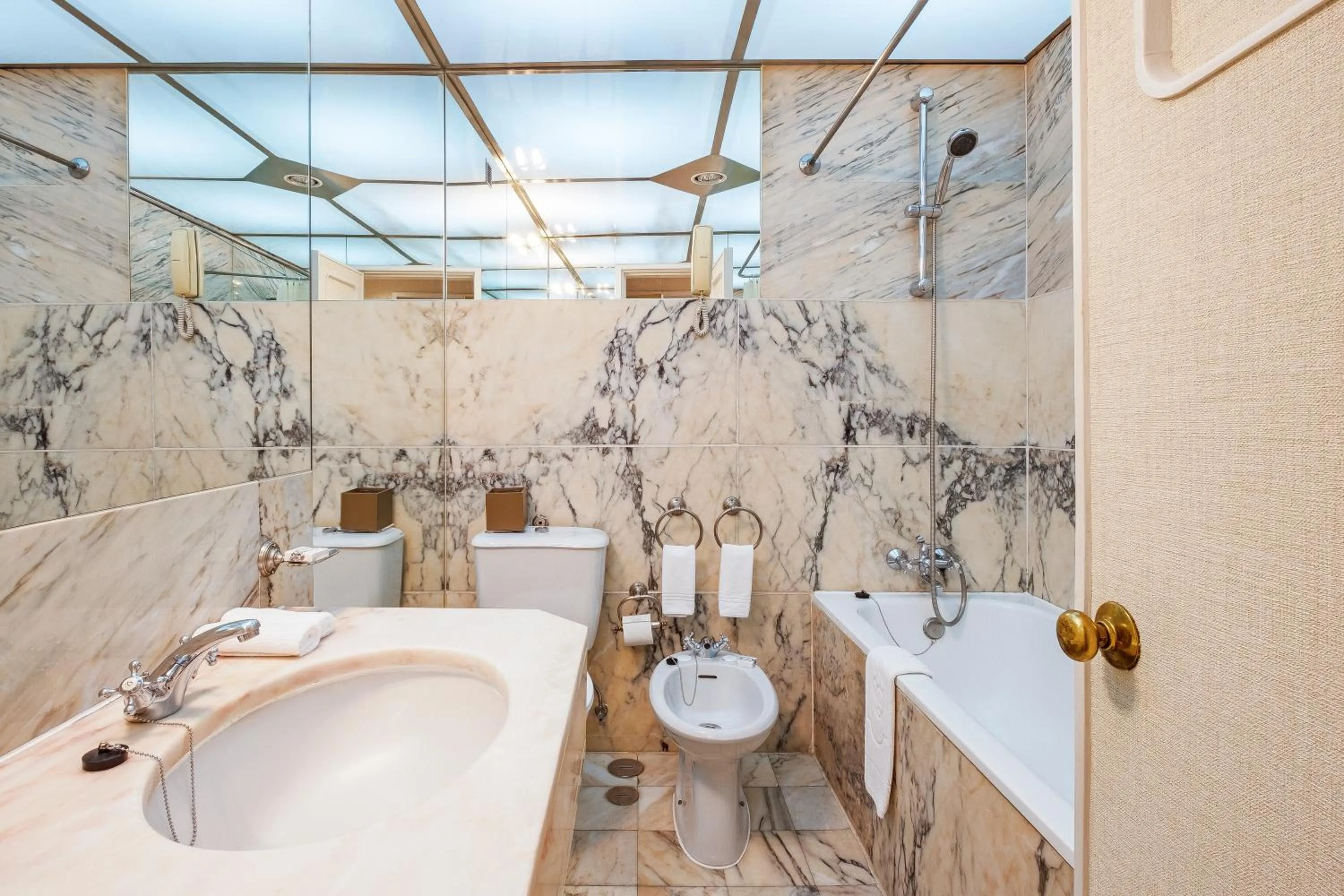 Bathroom in Hotel Lisboa Plaza - Lisbon Heritage Collection - Avenida