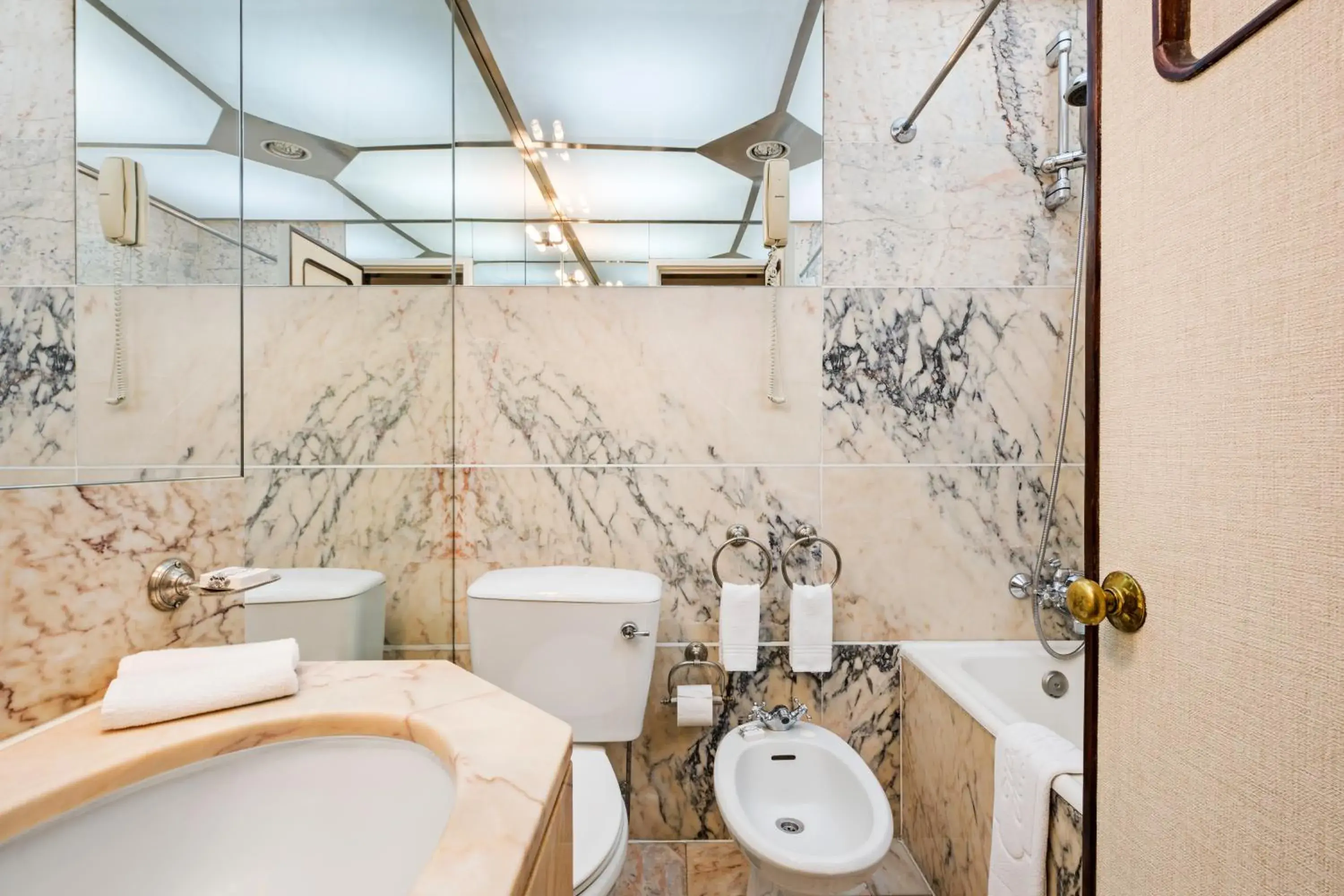 Bathroom in Hotel Lisboa Plaza - Lisbon Heritage Collection - Avenida Bathroom in Hotel Lisboa Plaza - Lisbon Heritage Collection - Avenida