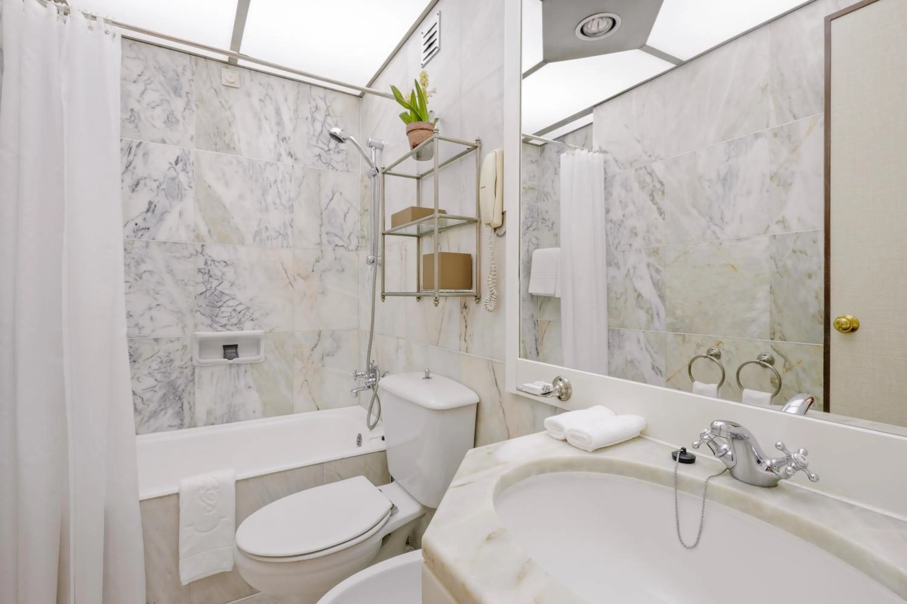 Bathroom in Hotel Lisboa Plaza - Lisbon Heritage Collection - Avenida