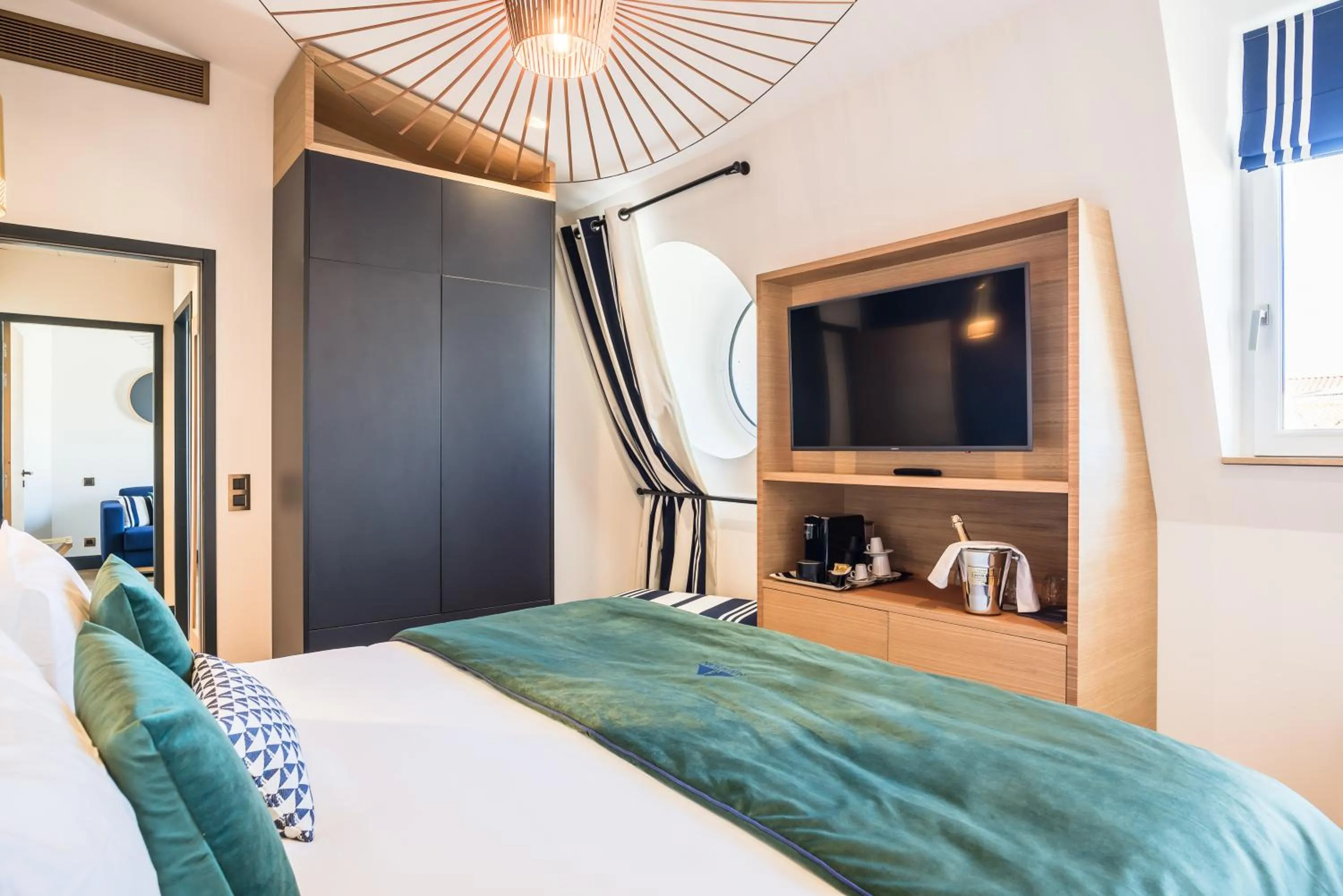 Photo of the whole room, Bed in MADISON Saint Jean de Luz - Handwritten Collection