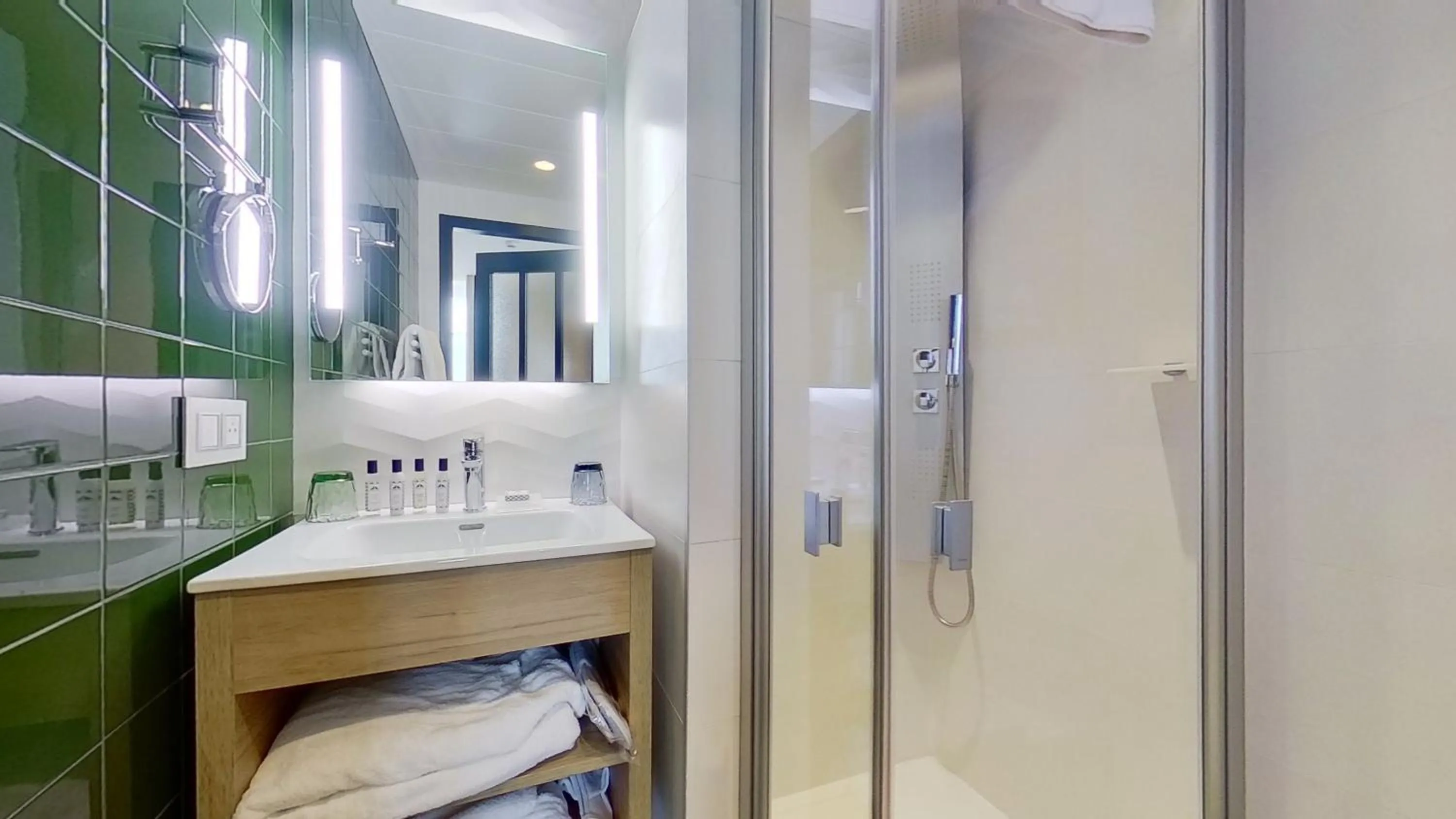 Shower in MADISON Saint Jean de Luz - Handwritten Collection